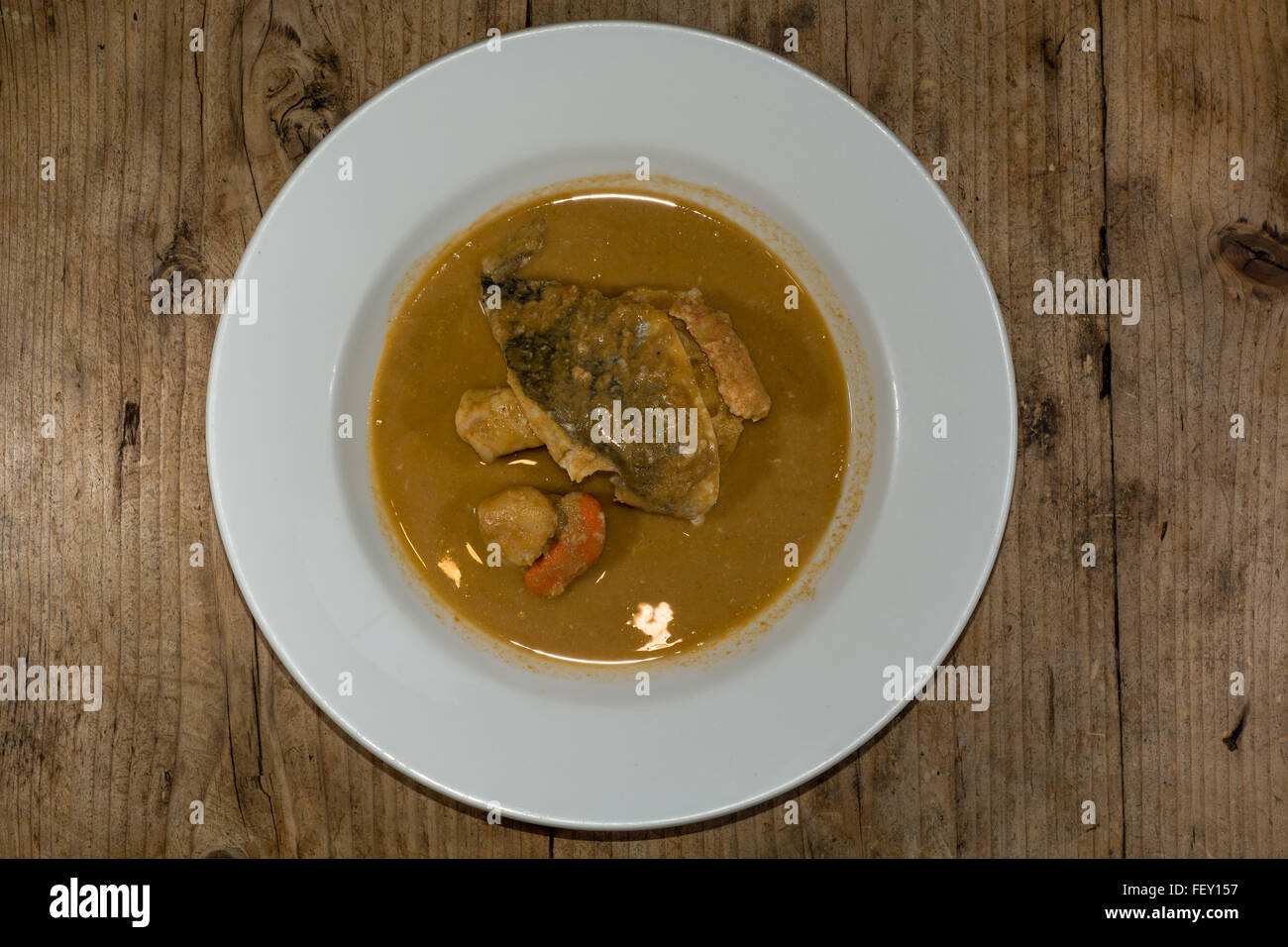 Bouillabaisse. Lussuoso stufato di pesce: COD, langoustine, cappone, orate e Rana pescatrice Foto Stock