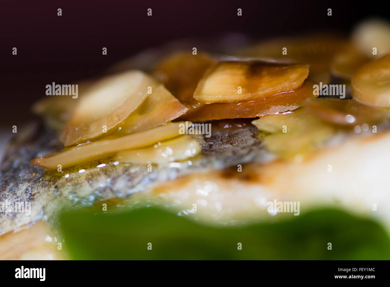 Nasello e mandorla risotto. Filetto di nasello su un letto di mandorle, limone e olio di oliva risotto: Risotto de Merlu Foto Stock