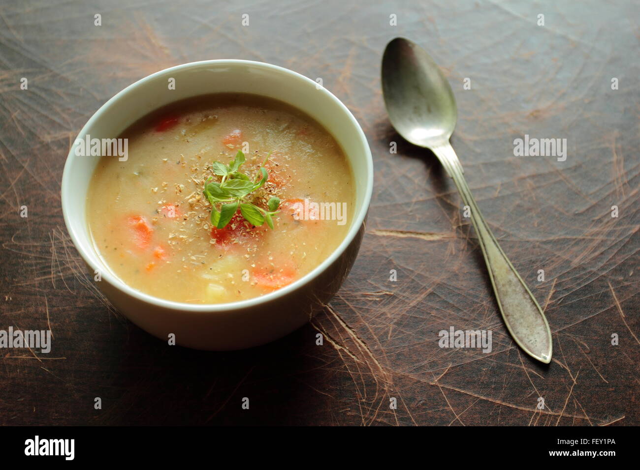 Ciotola con zuppa di fagioli e erbe fresche Foto Stock