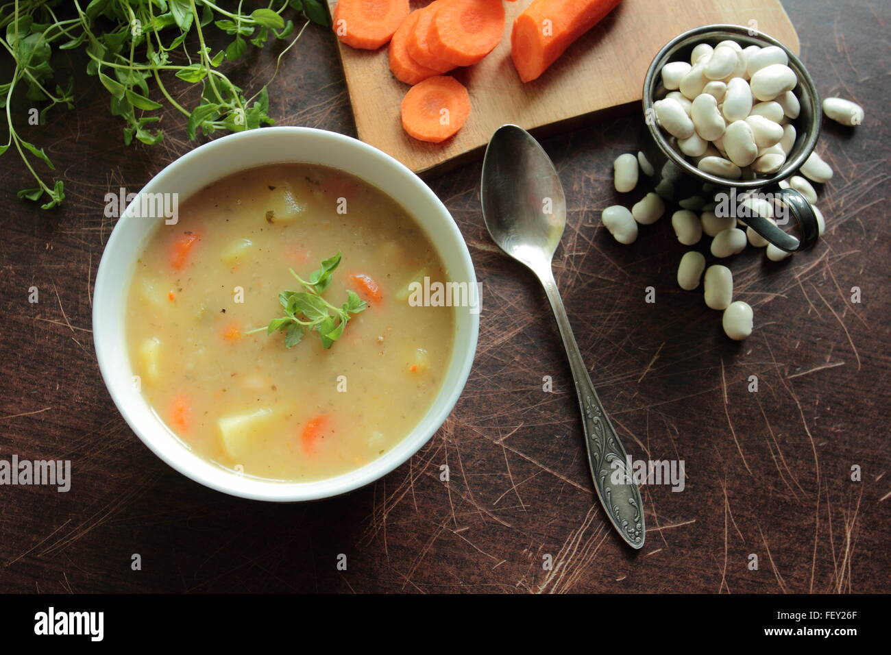 Angolo di visione su una ciotola di zuppa di fagioli in una tabella Foto Stock