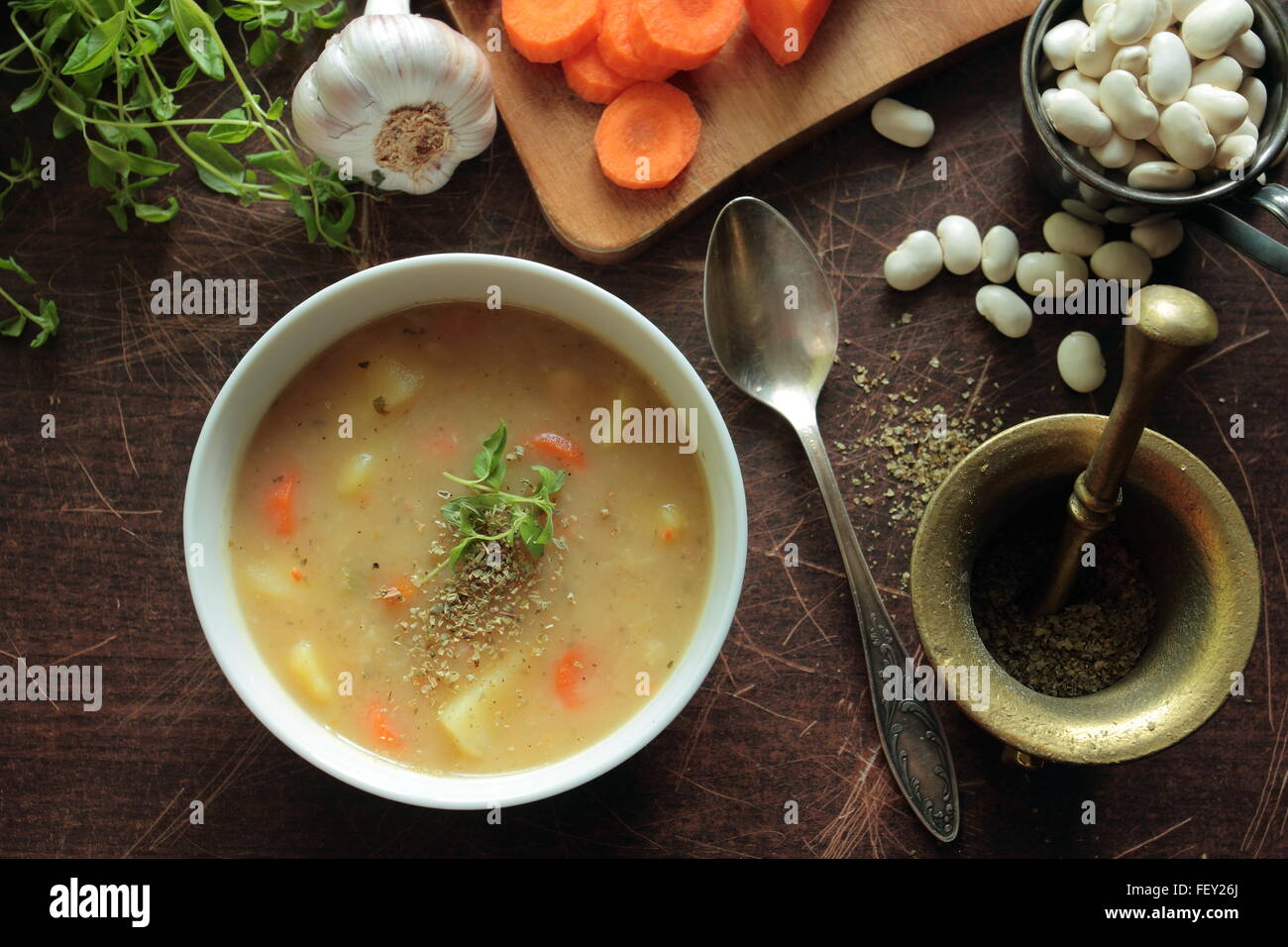 Calda zuppa di fagioli in una ciotola con erbe di affilatura Foto Stock