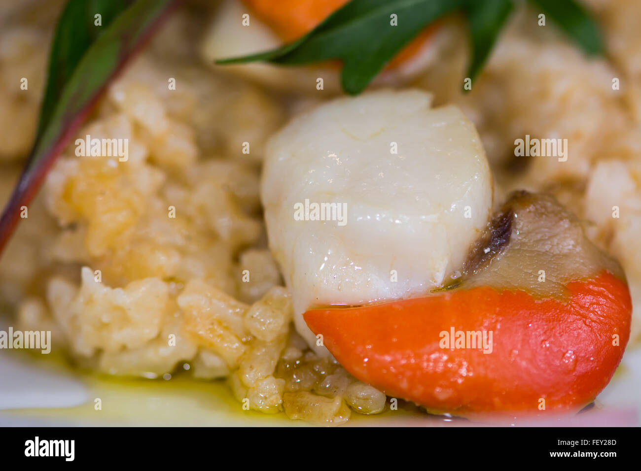 Ritaglio e langoustine risotto. Ristorante capsula preparata da chef francese, con limone e scaglie di parmigiano Foto Stock