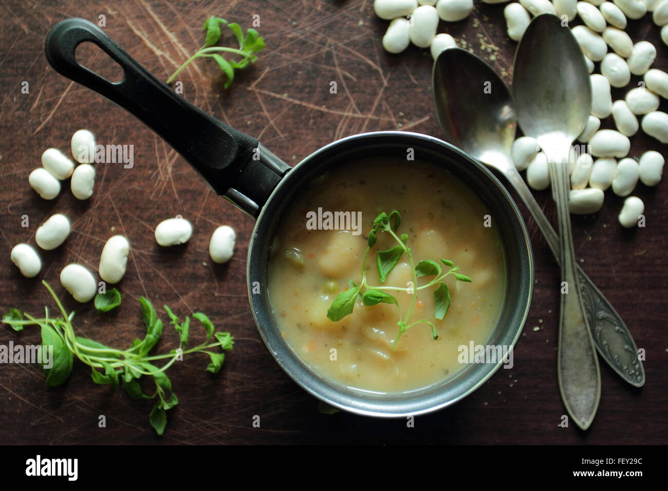Angolo di visione su una pentola con zuppa di fagioli con erbe aromatiche Foto Stock