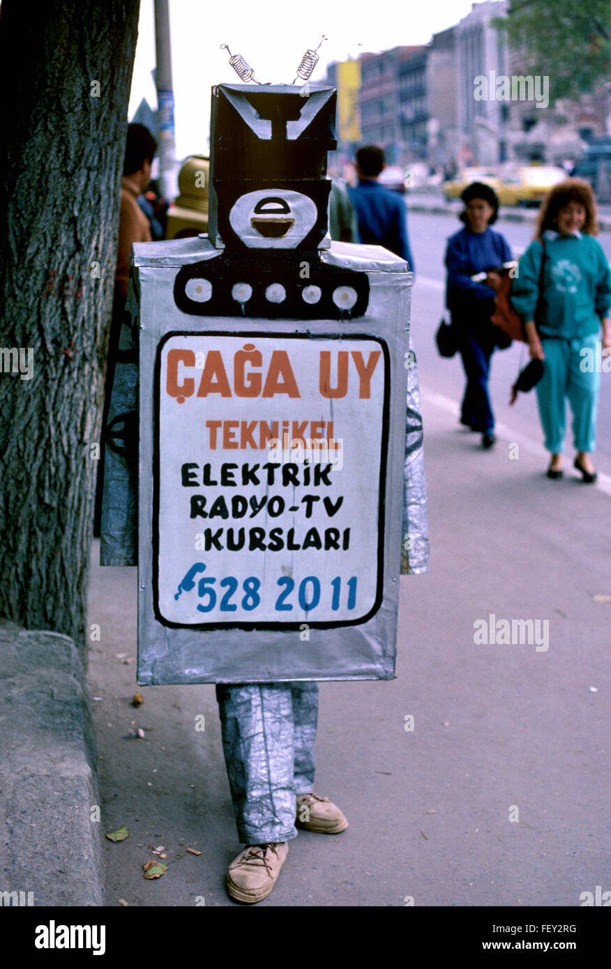 Affissioni o scheda di sandwich nella forma di un robot pubblicità elettrica o negozio di elettronica in Istanbul Turchia Foto Stock Affissioni o scheda di sandwich nella forma di un robot pubblicità elettrica o negozio di elettronica in Istanbul Turchia Foto Stock