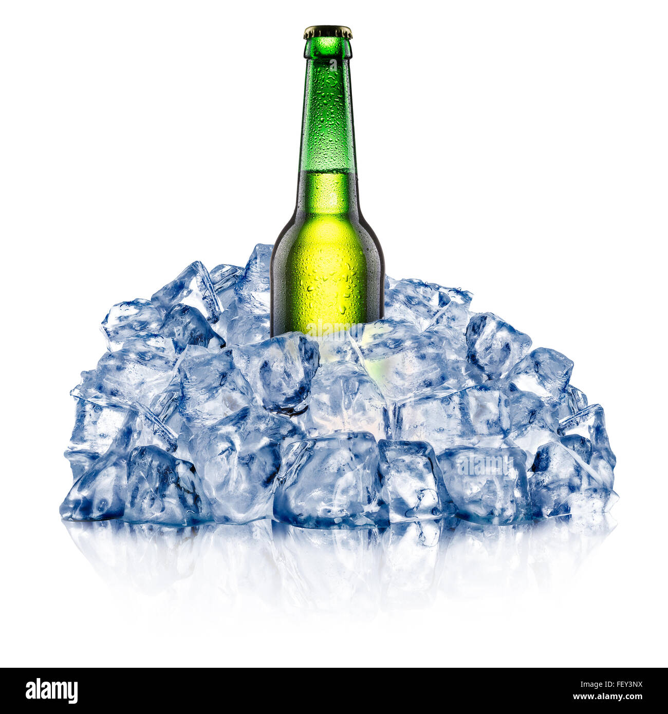 Verde bottiglia di birra, il raffreddamento in un ruvido ghiaccio tritato. I tracciati di ritaglio Foto Stock