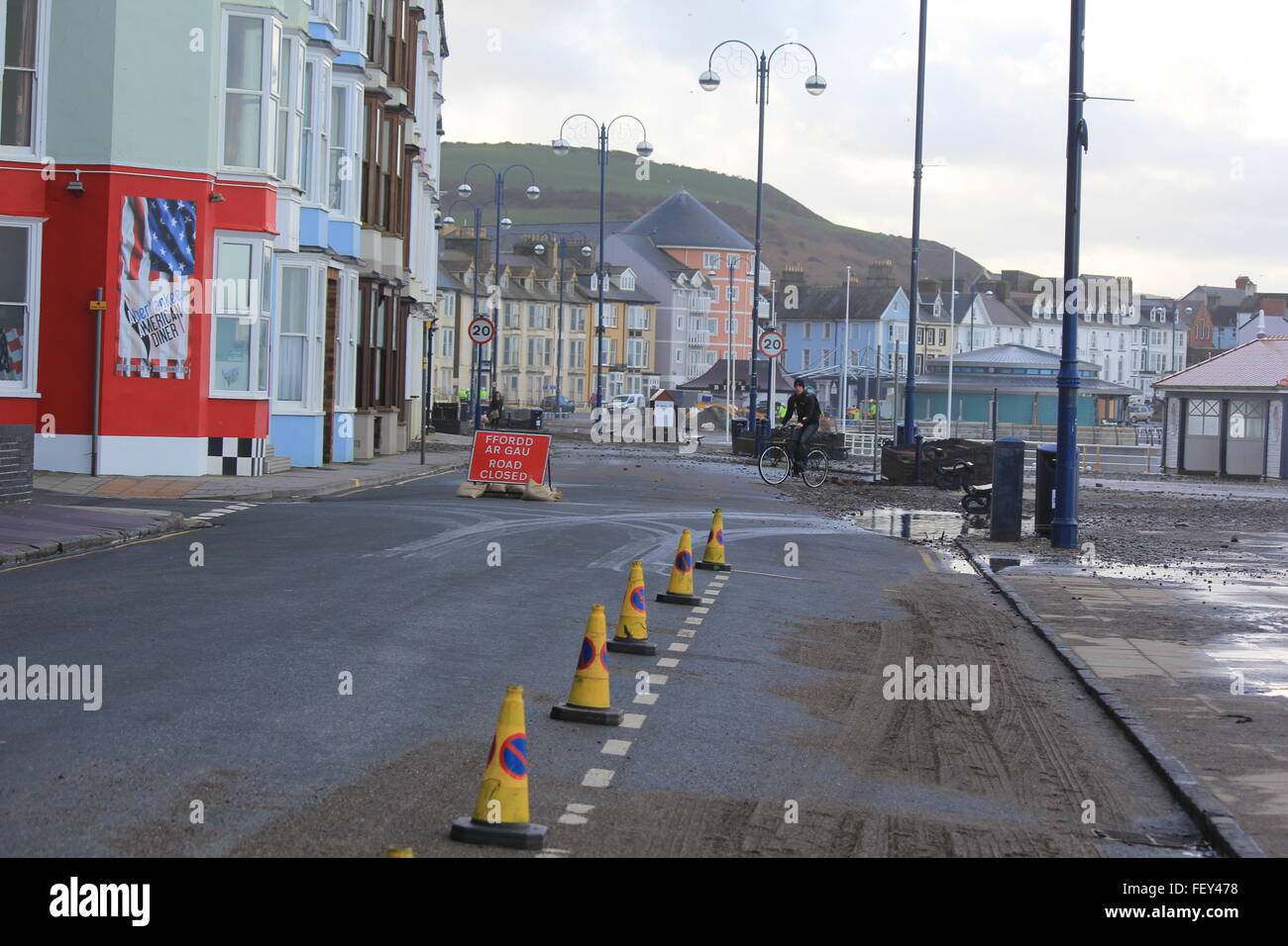 Aberystwyth, Wales, Regno Unito. Il 9 febbraio, 2016. Regno Unito meteo. I postumi di una gran tempesta 'big clean up' Credit: mike davies/Alamy Live News Foto Stock