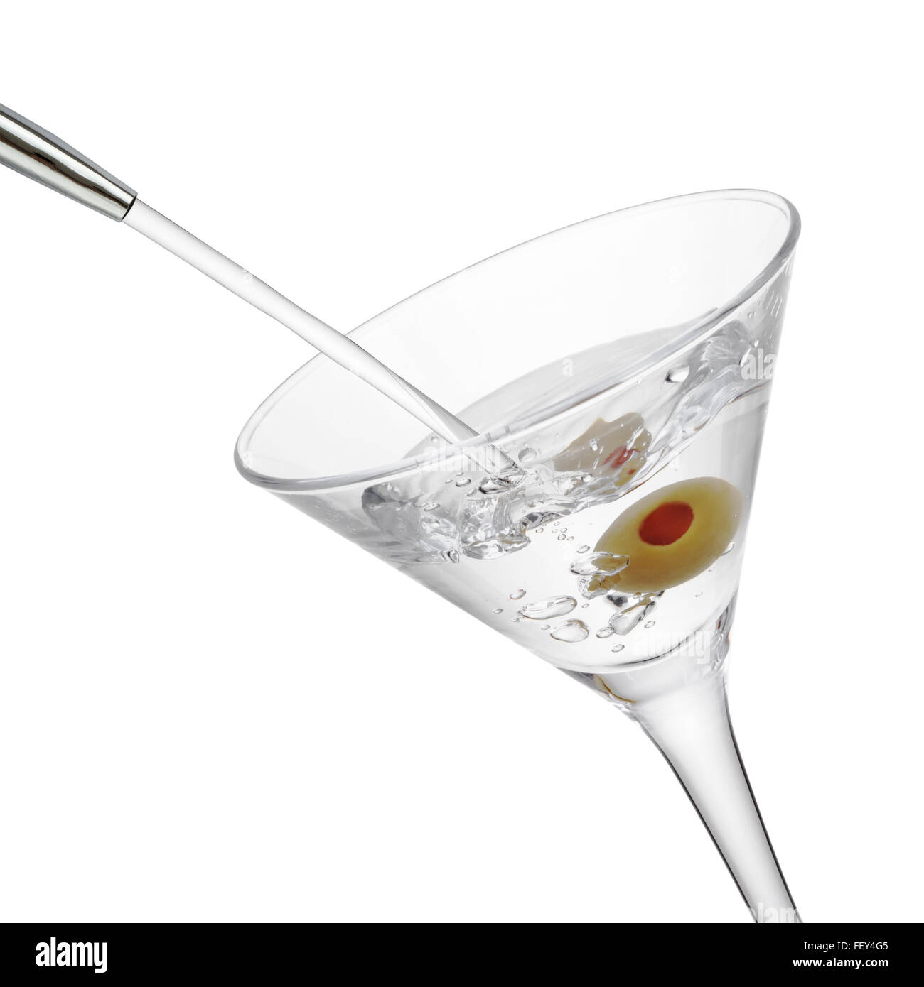 L'alcol versare in una coppetta Martini con oliva, isolato su uno sfondo bianco, percorso di clipping incluso. Foto Stock