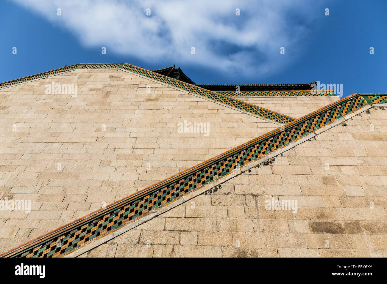 Passi per la torre di incenso buddista presso il Palazzo estivo a Pechino in Cina. Foto Stock