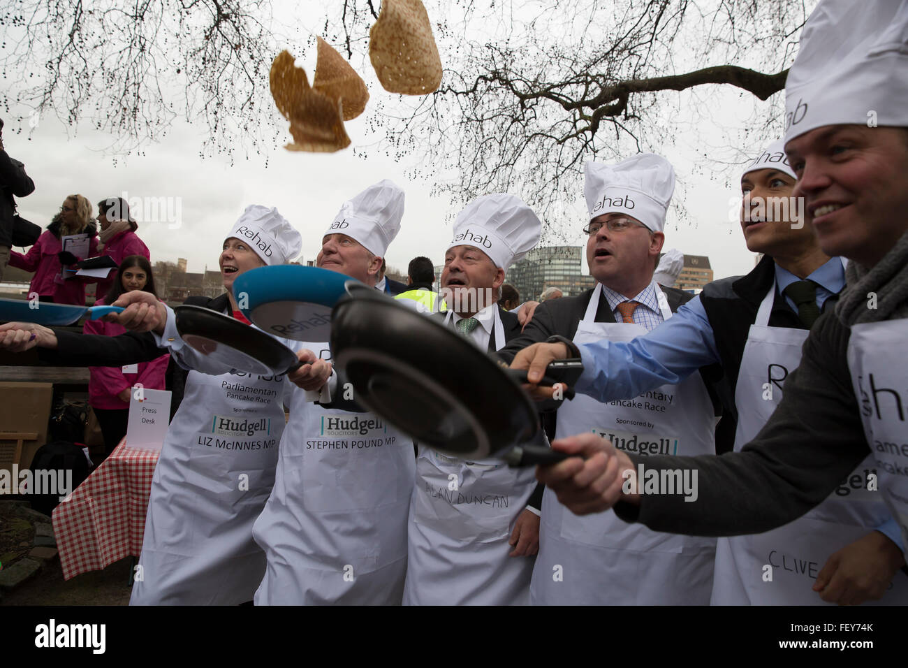 Westminster, Londra, Regno Unito. 9 febbraio 2016. Il MP della squadra ha vinto la Rehab Pancake parlamentare gara 2016 Credit: Keith Larby/Alamy Live News Foto Stock