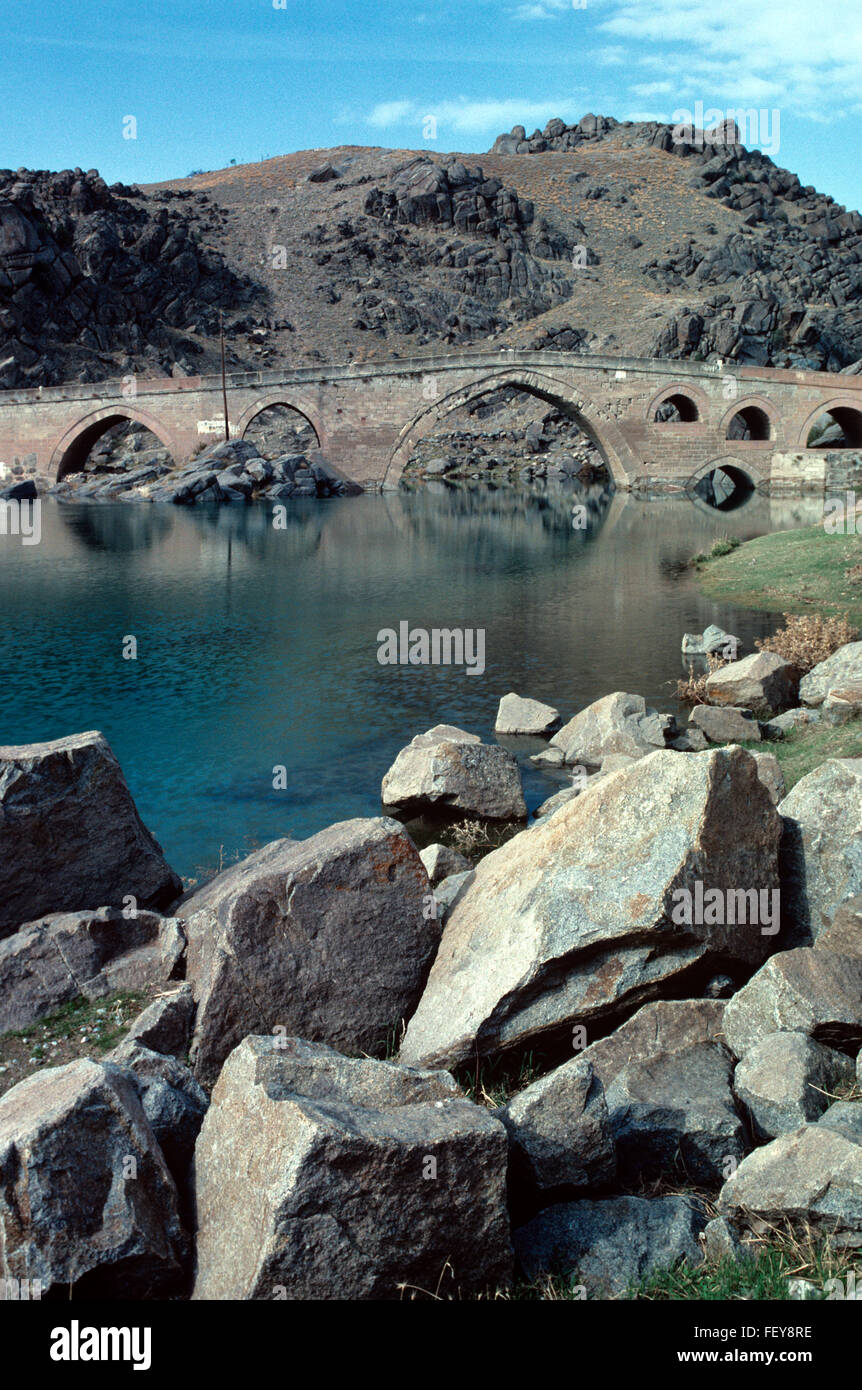 Il Seljuk-Era Cesnigir ponte (C13th) oltre il Fiume Kizilirmak, una volta parte della Via della Seta, Kirikkale, Turchia Foto Stock