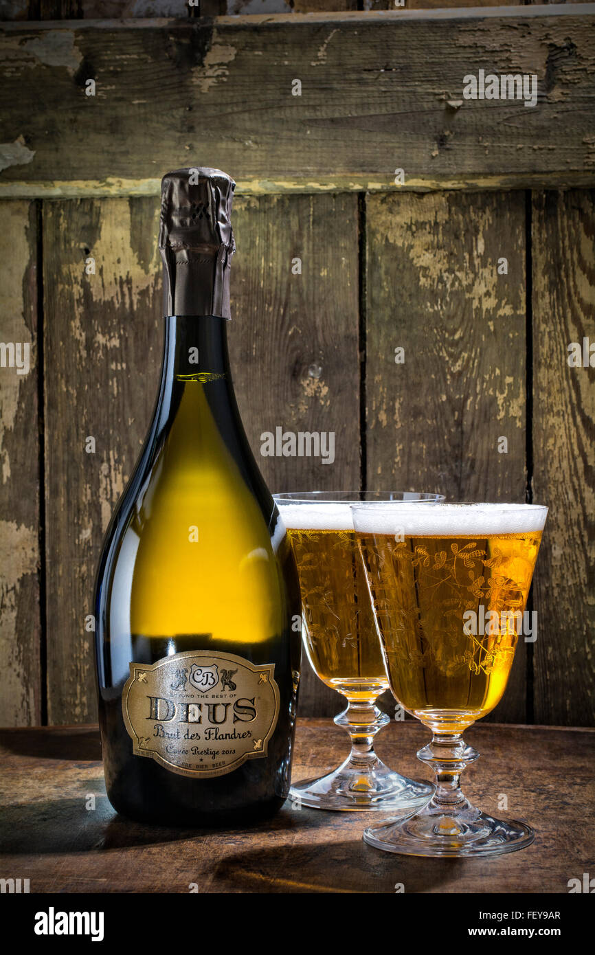 DeuS, o Brut des Flandres, è un belga Bière de Champagne con 11,5% abv servita in 75cl bottiglie utilizzando Methode Champagnoise. Foto Stock