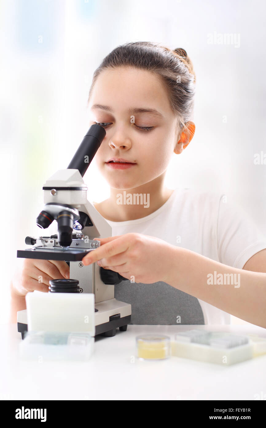 Ecologia, della natura, della fauna selvatica, la ragazza con un microscopio. PREPARAZIONE, studio, medicina, high school, ricerca scientifica, Foto Stock