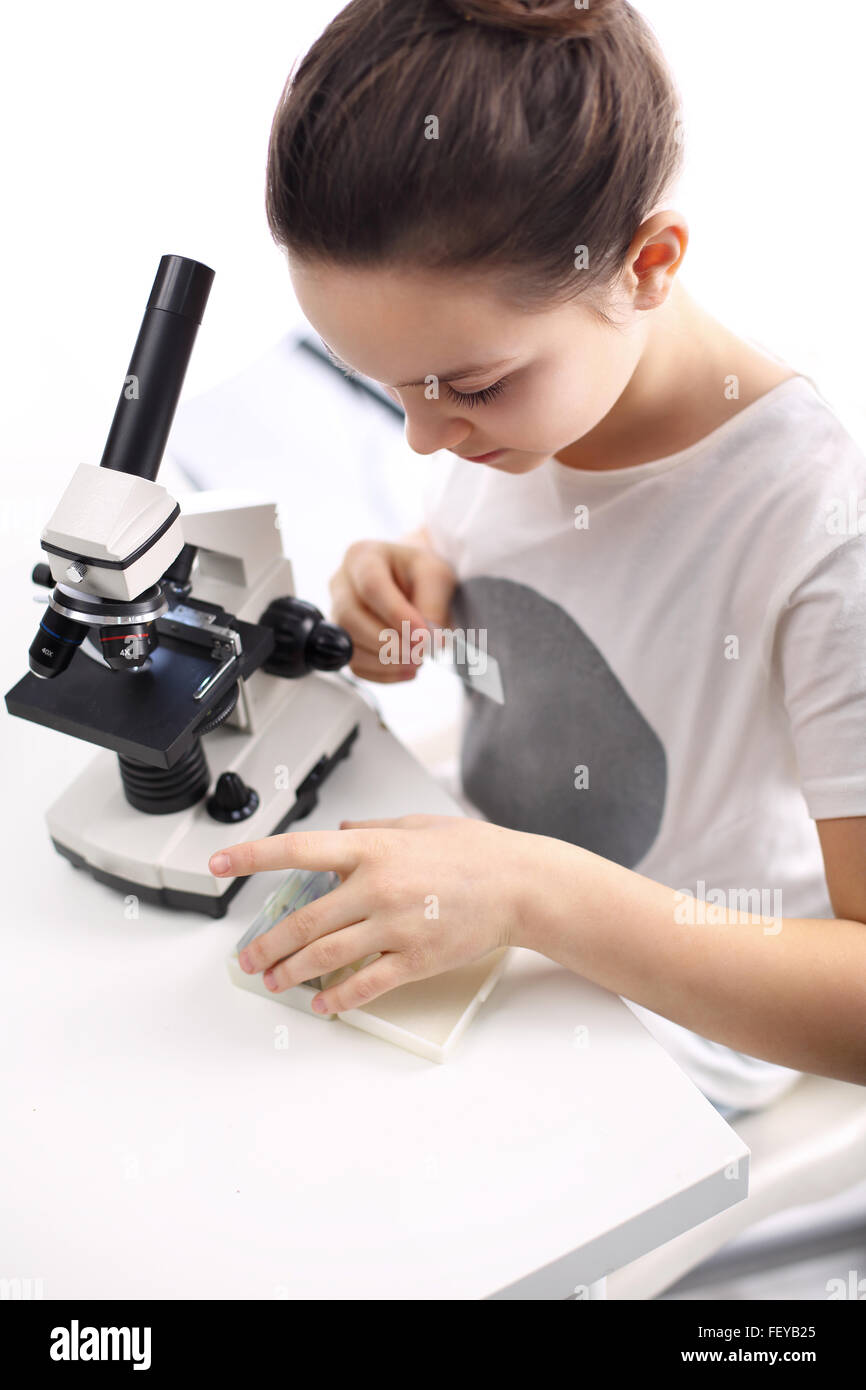 Ecologia, della natura, della fauna selvatica, la ragazza con un microscopio Foto Stock