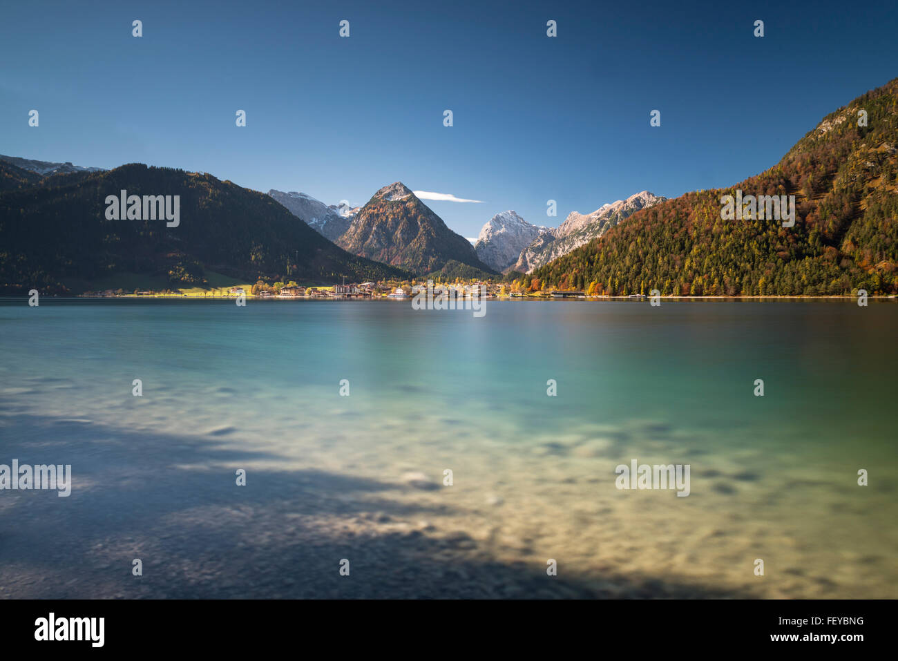 Panorama scenario delle montagne Karwendel con Pertisau sul lago Achensee, il bosco d'autunno e cielo blu,Tirol,Austria Foto Stock