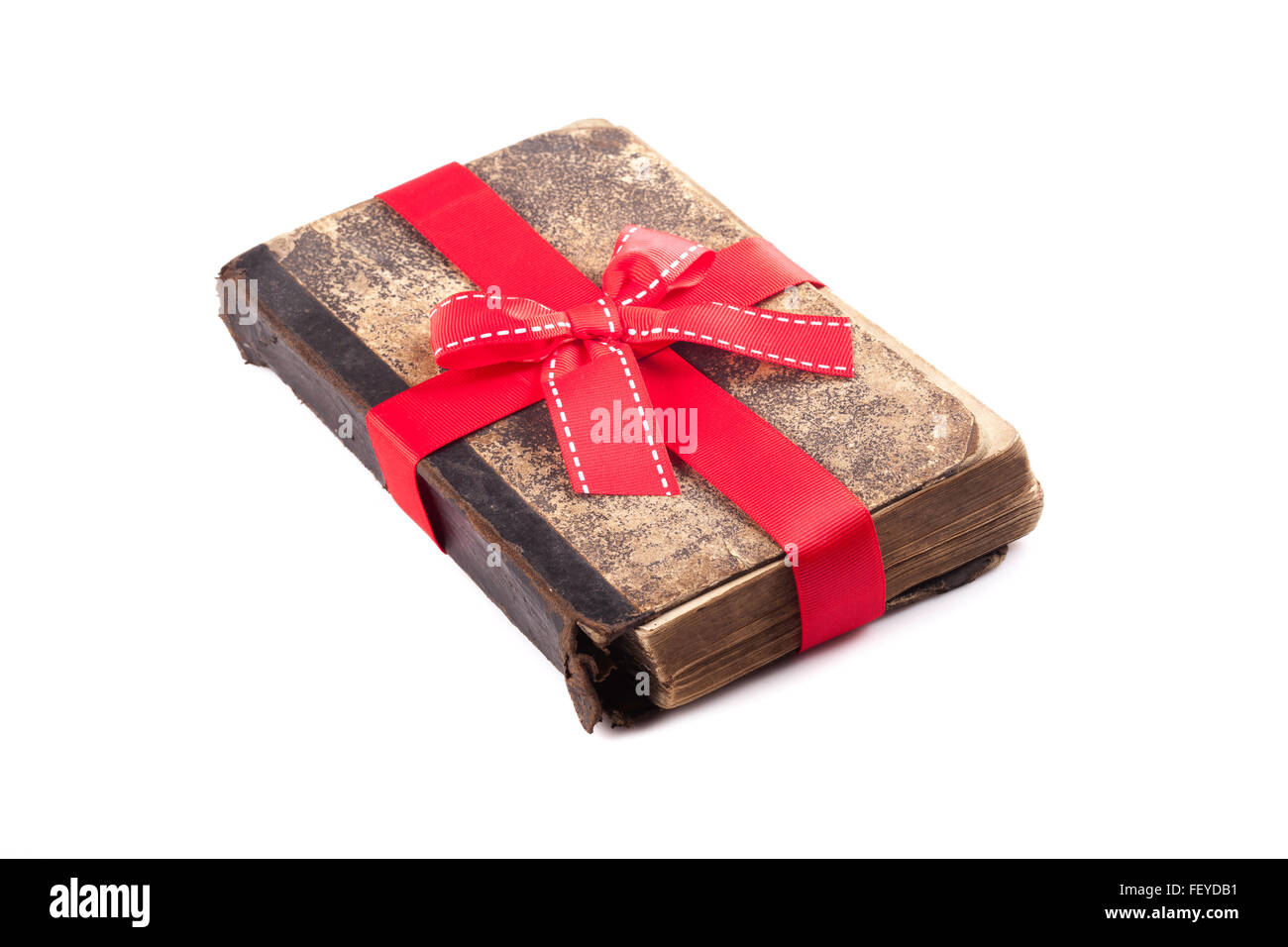 Vecchio libro come un dono con nastro rosso isolato Foto Stock