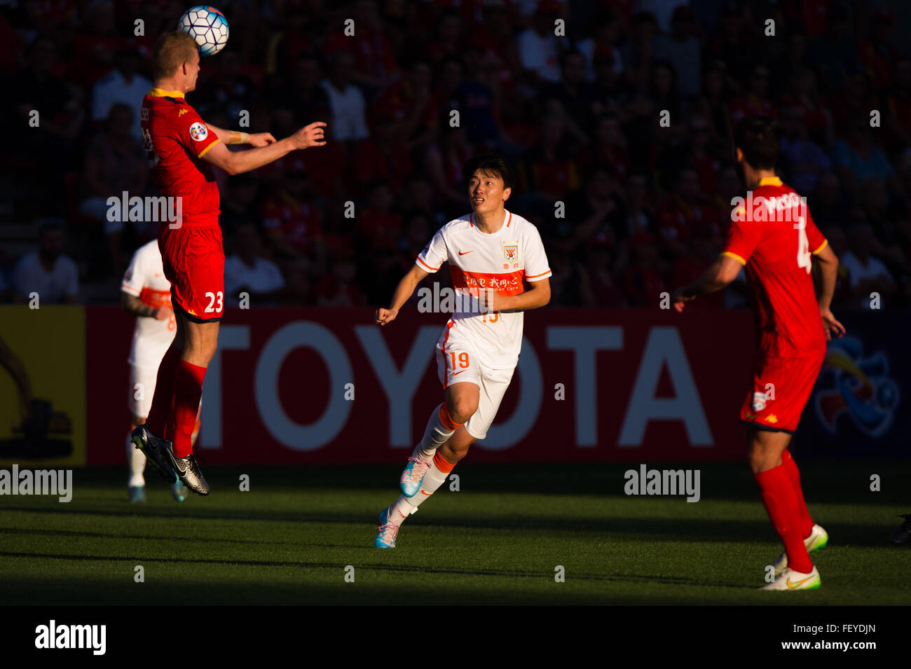 Adelaide, Australia. Il 9 febbraio, 2016. Yang Xu (C) dello Shandong Luneng compete per la sfera durante l'AFC Champions League play-off match tra Shandong Luneng e Adelaide uniti a Hindmarsh Stadium di Adelaide, Australia, Febbraio 9, 2016. Shandong Luneng ha vinto 2-1. © Bai Xue/Xinhua/Alamy Live News Foto Stock Adelaide, Australia. Il 9 febbraio, 2016. Yang Xu (C) dello Shandong Luneng compete per la sfera durante l'AFC Champions League play-off match tra Shandong Luneng e Adelaide uniti a Hindmarsh Stadium di Adelaide, Australia, Febbraio 9, 2016. Shandong Luneng ha vinto 2-1. © Bai Xue/Xinhua/Alamy Live News Foto Stock