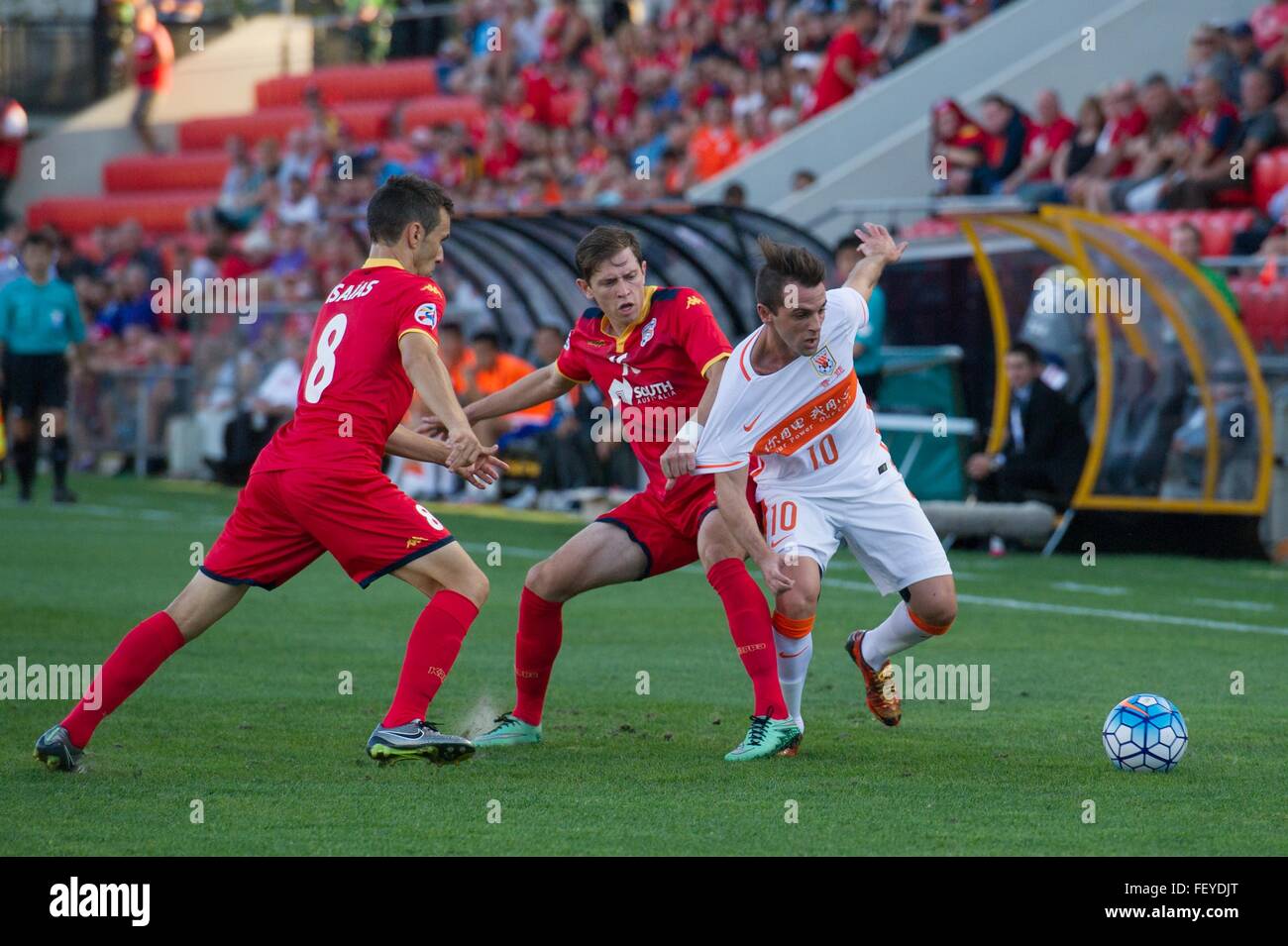 Adelaide, Australia. Il 9 febbraio, 2016. Walter Montillo (R) dello Shandong Luneng rompe attraverso durante l'AFC Champions League play-off match tra Shandong Luneng e Adelaide uniti a Hindmarsh Stadium di Adelaide, Australia, Febbraio 9, 2016. Shandong Luneng ha vinto 2-1. © Bai Xue/Xinhua/Alamy Live News Foto Stock Adelaide, Australia. Il 9 febbraio, 2016. Walter Montillo (R) dello Shandong Luneng rompe attraverso durante l'AFC Champions League play-off match tra Shandong Luneng e Adelaide uniti a Hindmarsh Stadium di Adelaide, Australia, Febbraio 9, 2016. Shandong Luneng ha vinto 2-1. © Bai Xue/Xinhua/Alamy Live News Foto Stock