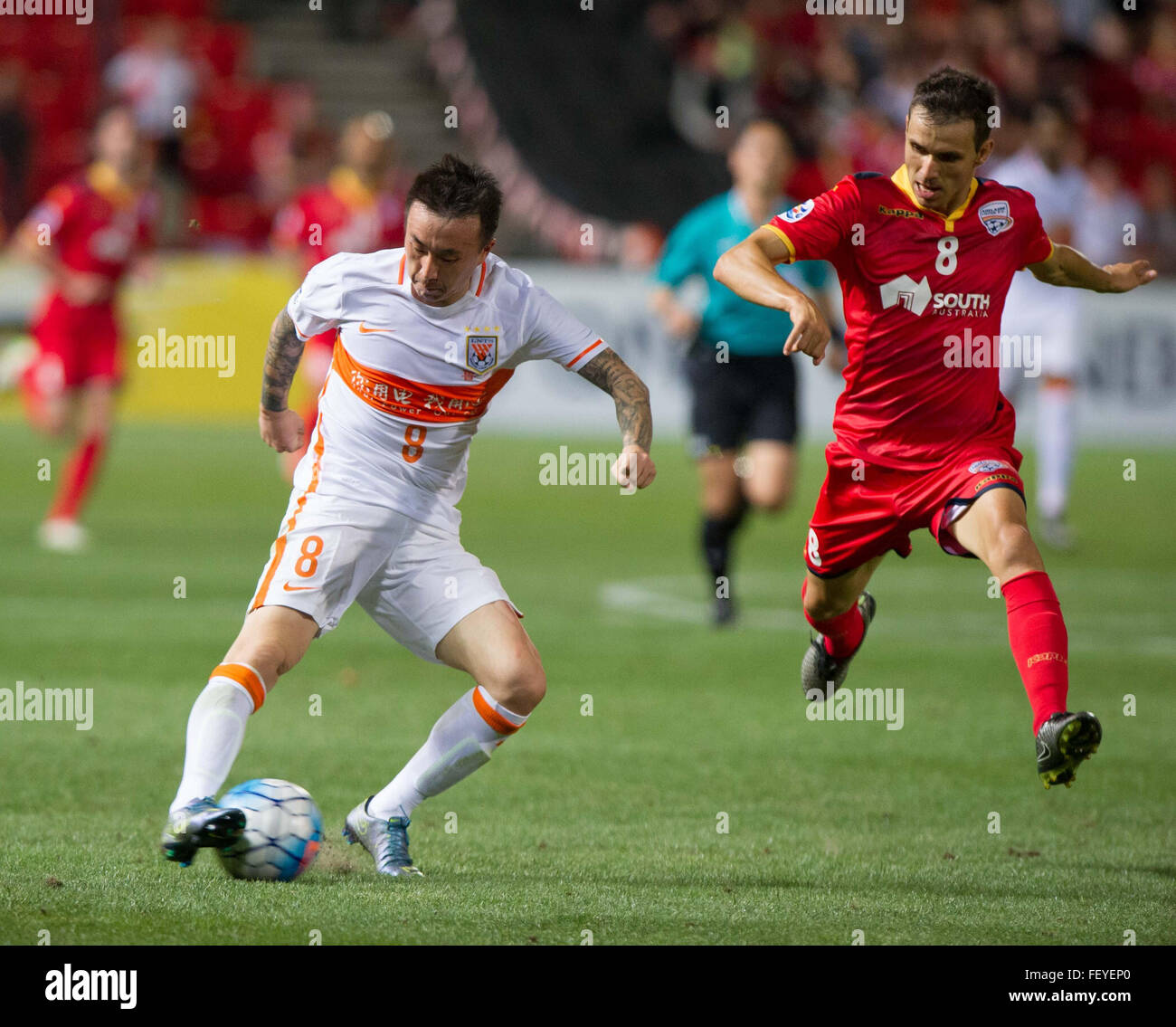 Adelaide, Australia. Il 9 febbraio, 2016. Wang Yongpo (L) dello Shandong Luneng vies con Isaias di Adelaide unita durante l'AFC Champions League play-off match tra Shandong Luneng e Adelaide uniti a Hindmarsh Stadium di Adelaide, Australia, Febbraio 9, 2016. Shandong Luneng ha vinto 2-1. © Bai Xue/Xinhua/Alamy Live News Foto Stock Adelaide, Australia. Il 9 febbraio, 2016. Wang Yongpo (L) dello Shandong Luneng vies con Isaias di Adelaide unita durante l'AFC Champions League play-off match tra Shandong Luneng e Adelaide uniti a Hindmarsh Stadium di Adelaide, Australia, Febbraio 9, 2016. Shandong Luneng ha vinto 2-1. © Bai Xue/Xinhua/Alamy Live News Foto Stock
