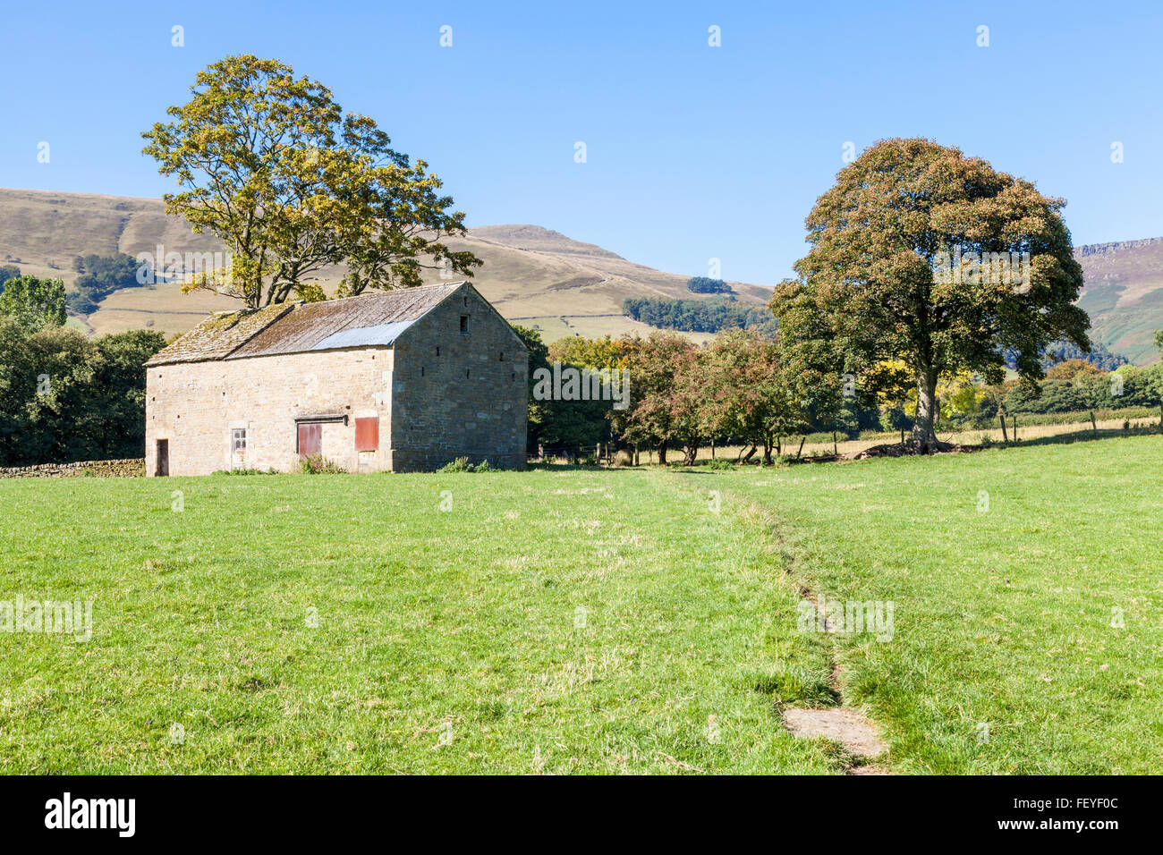 Percorso attraverso un campo con un vecchio fienile fattoria in autunno. Edale, Derbyshire, Parco Nazionale di Peak District, England, Regno Unito Foto Stock