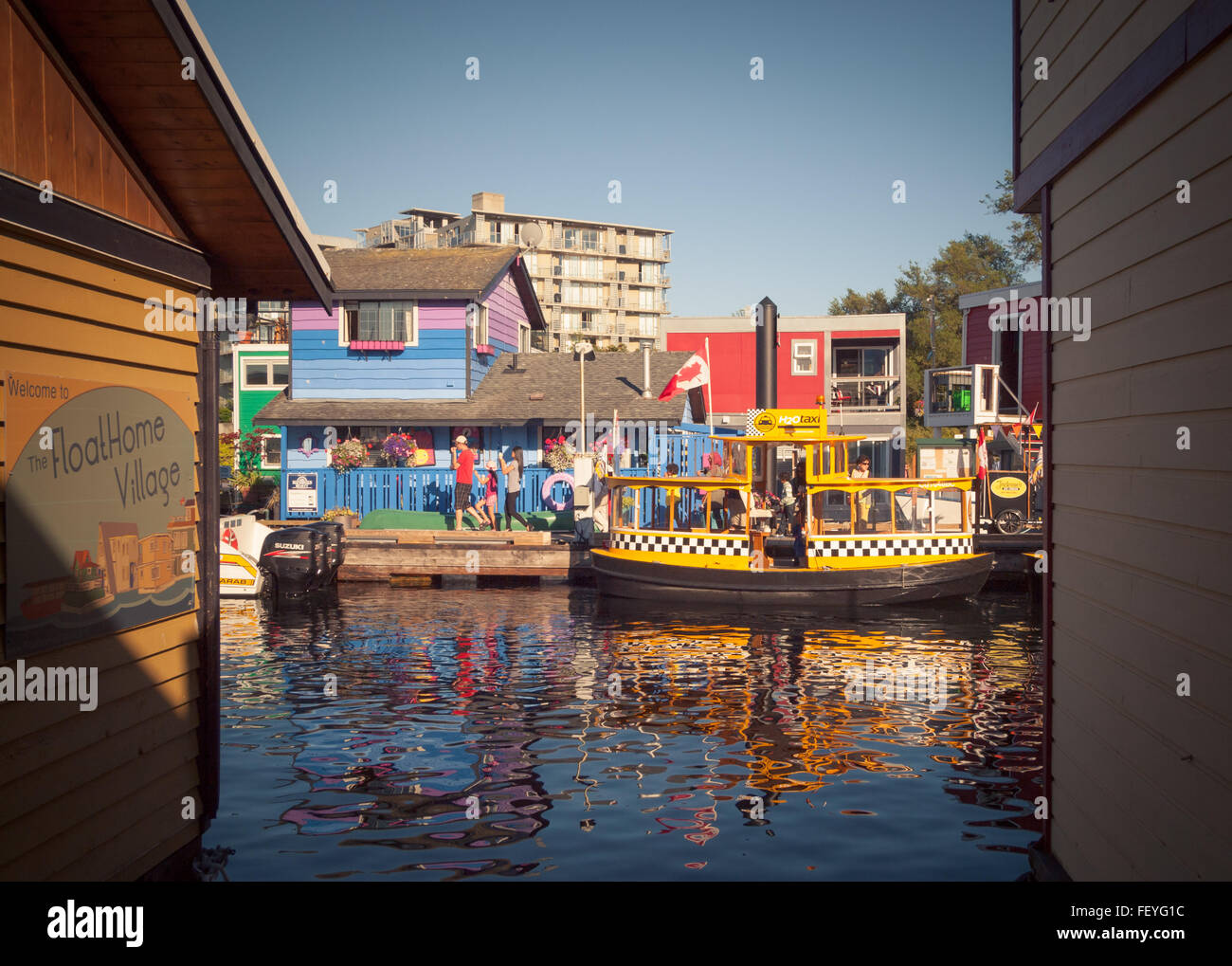 Una vista di una Victoria H2O il Taxi acqueo e turisti al Fisherman's Wharf in Victoria, British Columbia, Canada. Foto Stock