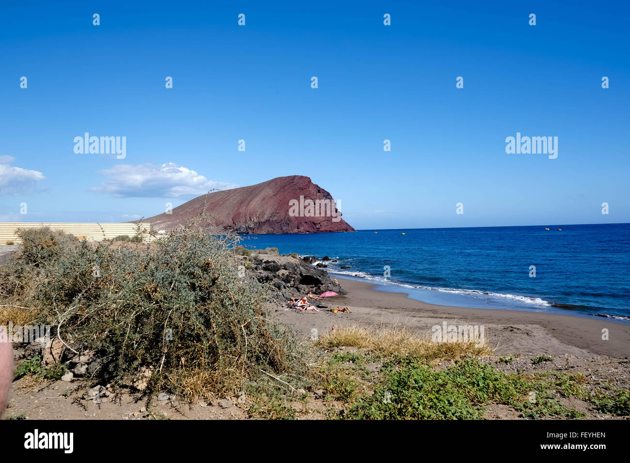 Vista verso la montagna rossa sulla spiaggia di El Médano a Tenerife, Spagna Foto Stock