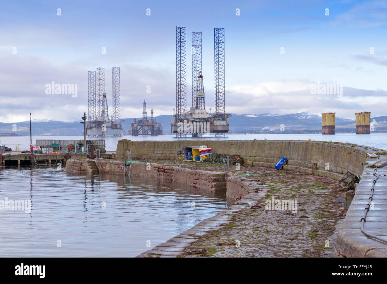 Porto di Cromarty pareti con il petrolio del Mare del Nord trivelle ancorato nel Firth Black Isle Scozia Scotland Foto Stock