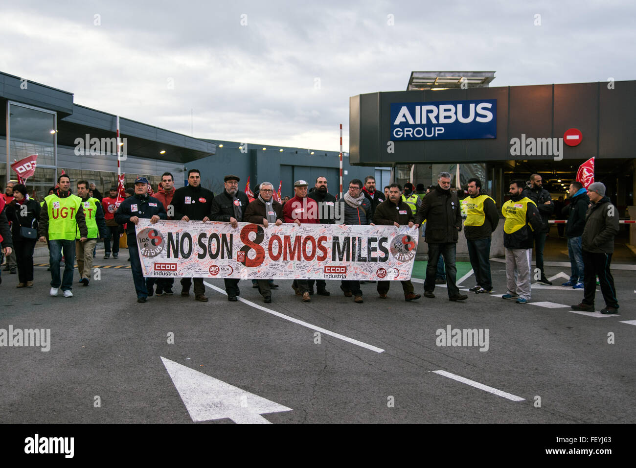 Madrid, Spagna. 09Feb, 2016. Persone portano striscioni e cartelloni durante una manifestazione di protesta per sostenere le otto lavoratori di Airbus che stanno per essere giudicati e difendere i propri diritti di sciopero. Credito: Marcos del Mazo/Pacific Press/Alamy Live News Foto Stock