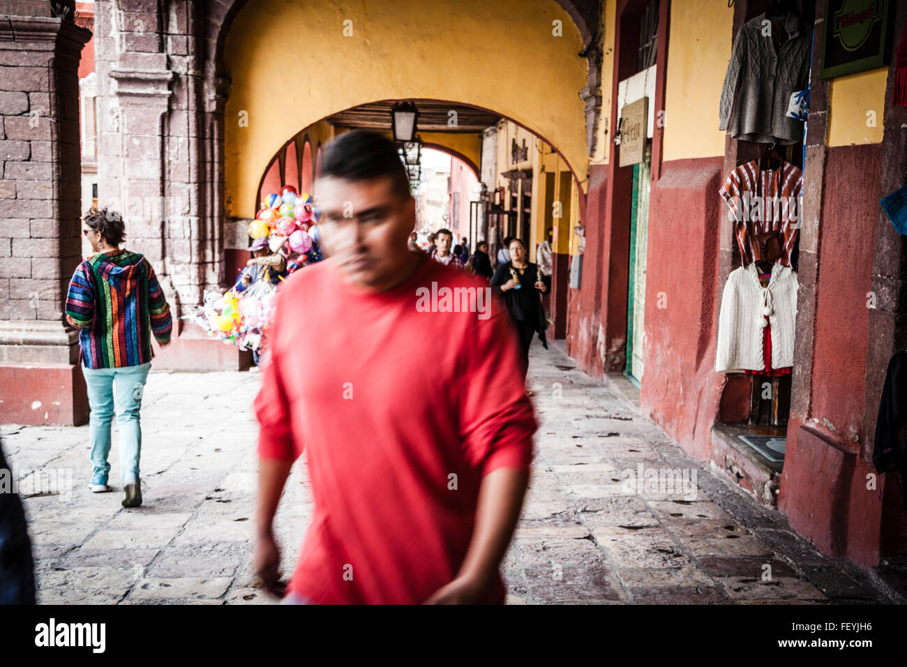 Colori brillanti su un edificio nel centro di San Miguel De Allende Foto Stock