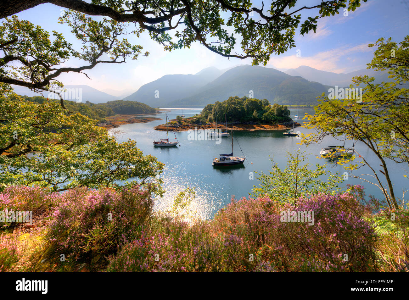 Yacht al di ancoraggio nella baia di vescovi sul Loch Leven, Ballachulish, West Highlands. Foto Stock