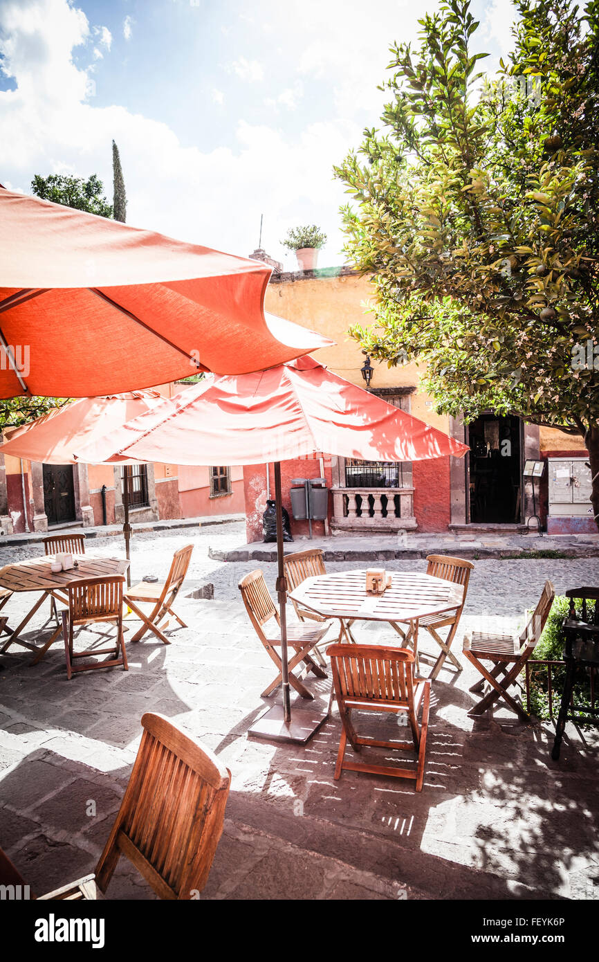 Cafe tavoli e sedie all'esterno del ristorante, San Miguel De Allende Messico Foto Stock