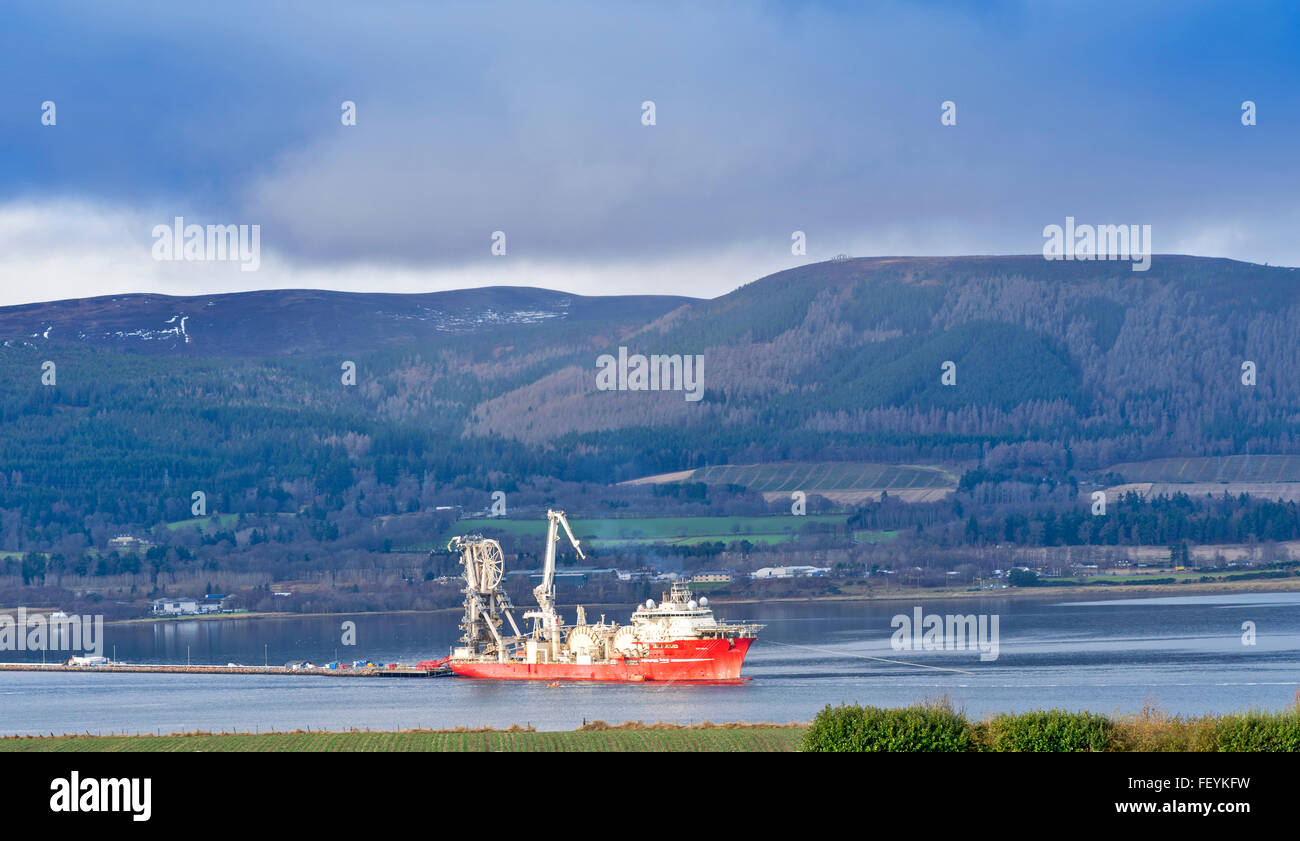 Il petrolio del Mare del Nord nave cavo profonda energia ancorato IN CROMARTY FIRTH OFF SCOZIA INVERGORDON Foto Stock