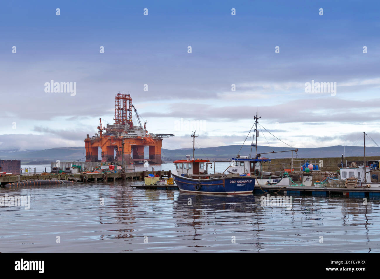 Il petrolio del Mare del Nord RIG WEST PHOENIX subendo le riparazioni vicino a Cromarty Black Isle CROMARTY FIRTH Foto Stock Il petrolio del Mare del Nord RIG WEST PHOENIX subendo le riparazioni vicino a Cromarty Black Isle CROMARTY FIRTH Foto Stock