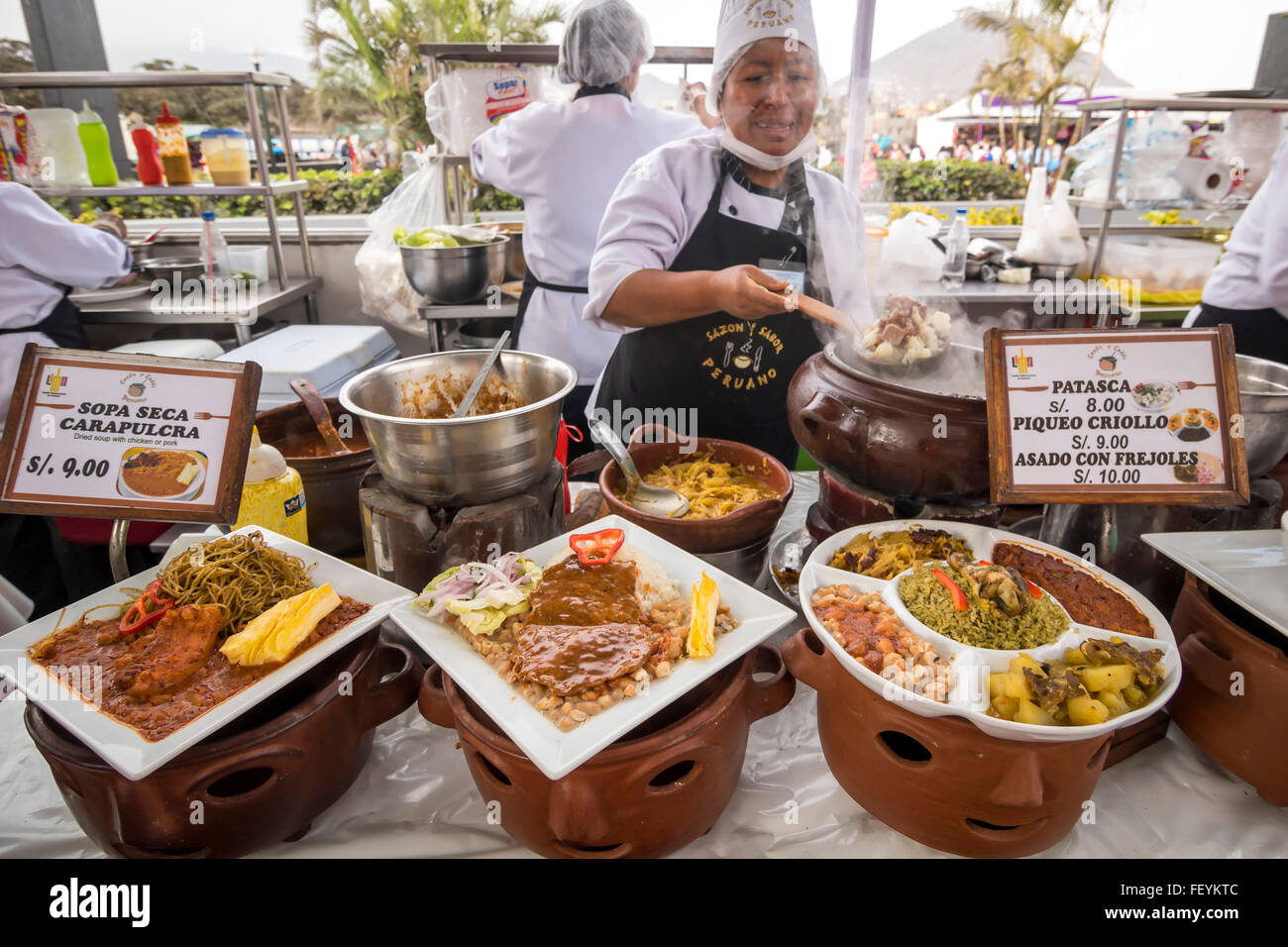 La cucina dello chef "Patasca'. La cucina peruviana piatti: 'Sopa seca Carapulcra', 'Asado con Frejoles', 'Piqueo Criollo". Condimento peruviana Foto Stock