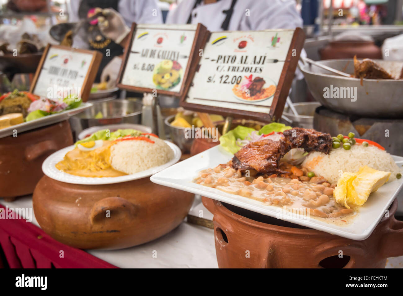 La cucina peruviana piatti: 'Pato al Aji', 'Aji de gallina". Condimento peruviana e sapore, salone del cibo. La Limeñita boulevard, Camana Foto Stock
