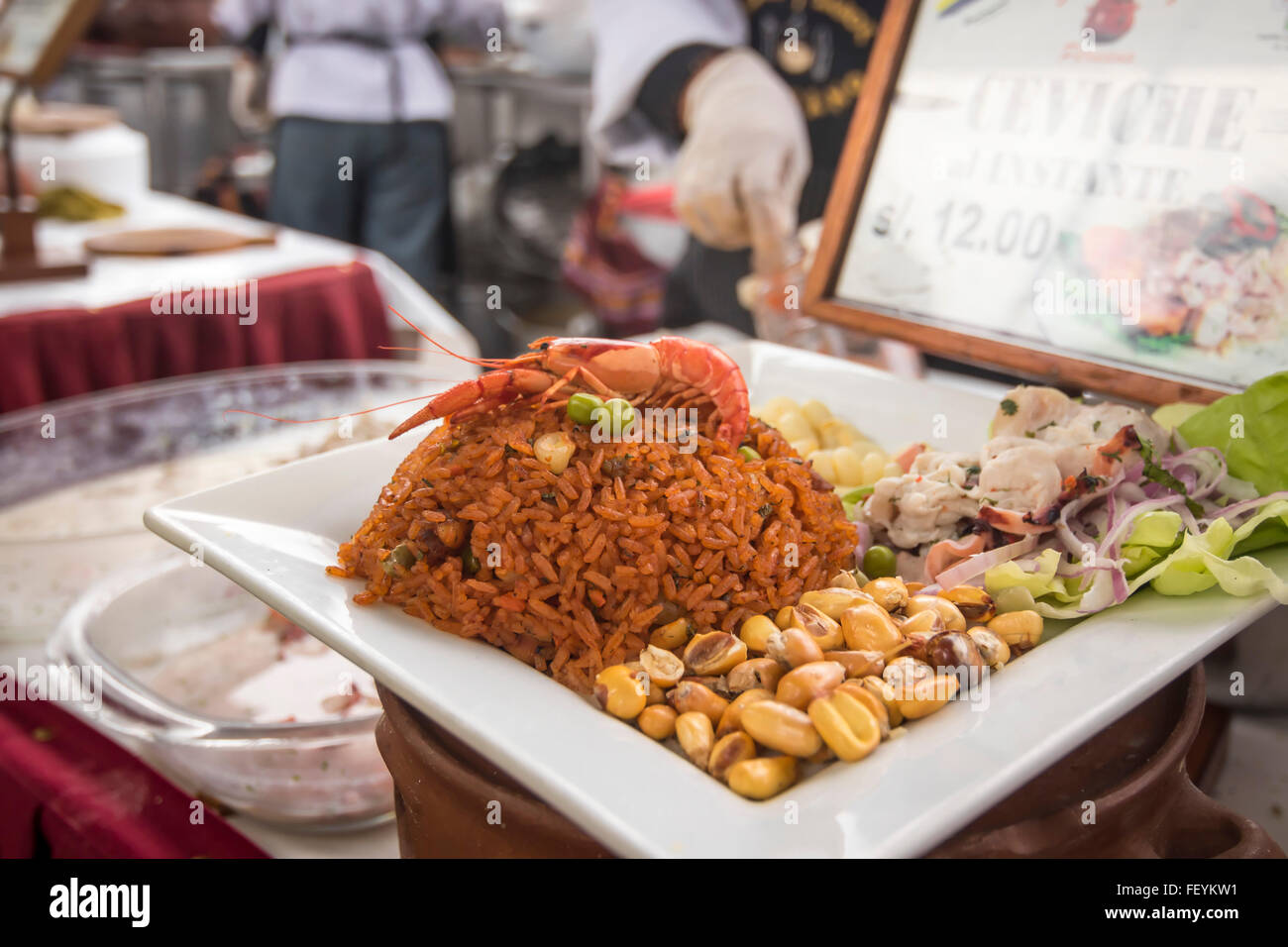 La cucina peruviana piatti: "Arroz con mariscos y ceviche". Condimento peruviana e sapore, salone del cibo. La Limeñita boulevard, Camana St Foto Stock