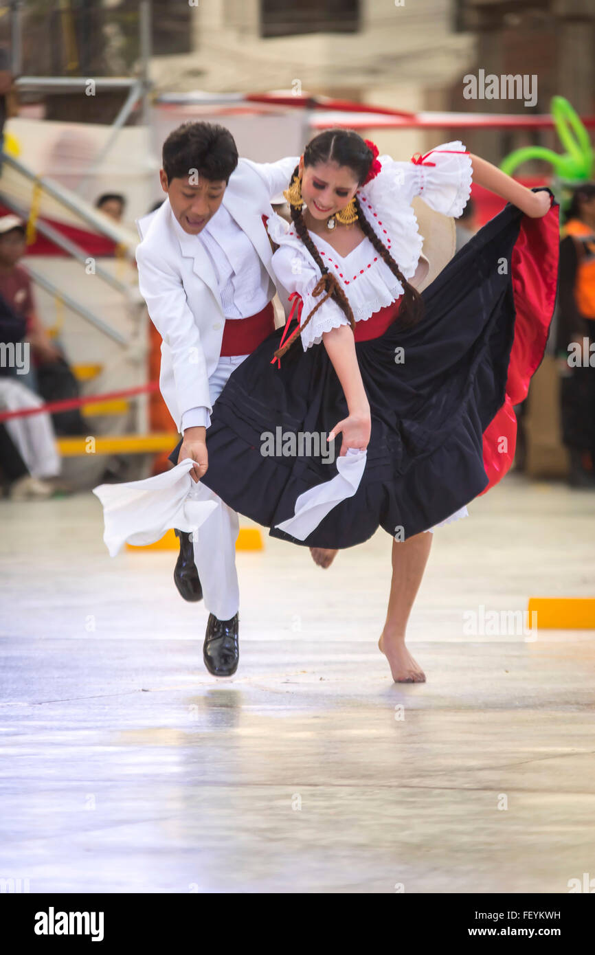 Marinera peruviana danza folcloristica. Festival internazionale di danze popolari El Buen Pastor Scuola, comune di Los Olivos, Lim Foto Stock