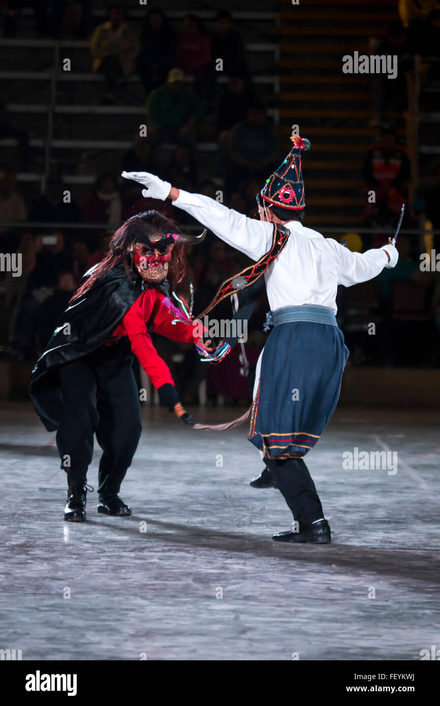 Peruviano danza folcloristica. Festival internazionale di danze popolari El Buen Pastor Scuola, comune di Los Olivos, Lima, Peru Foto Stock