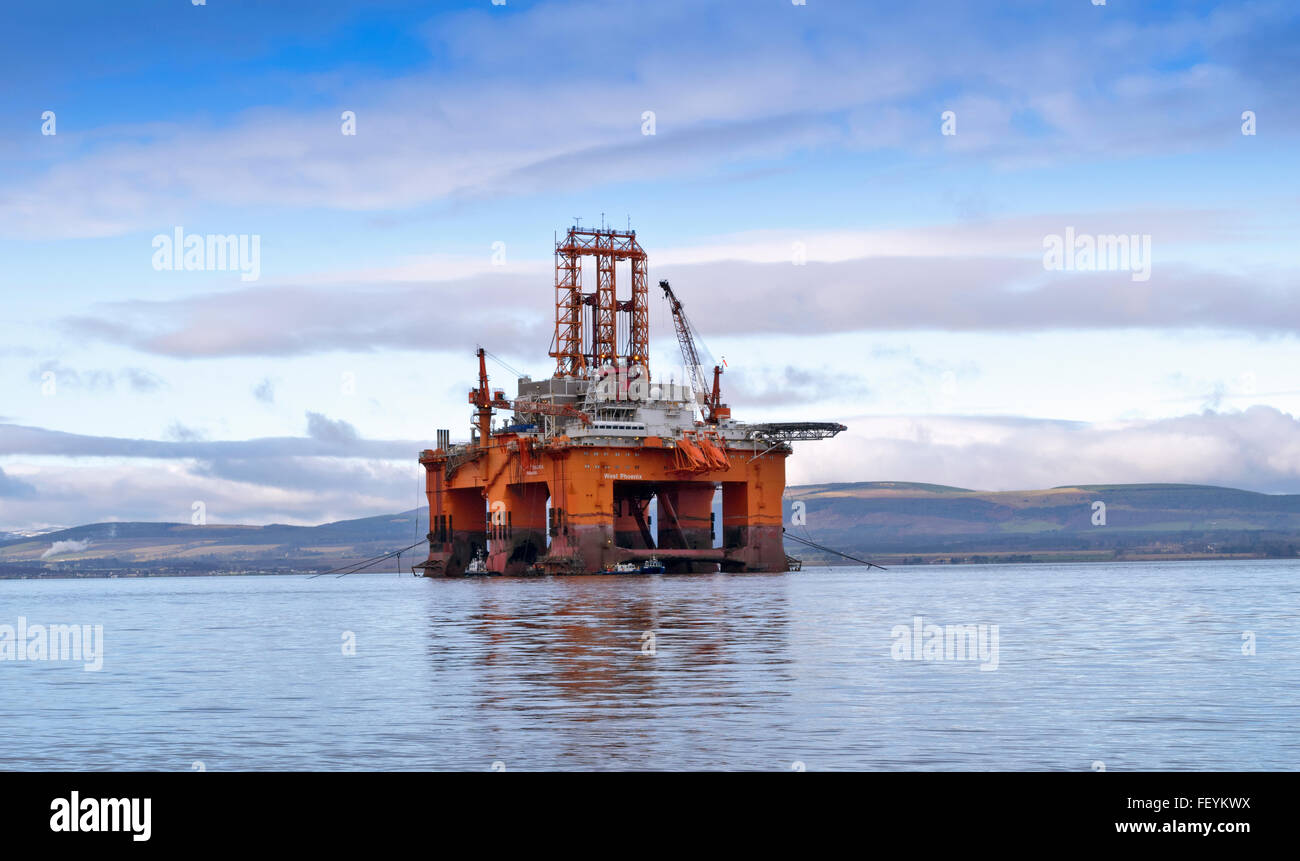 Il petrolio del Mare del Nord Ovest di RIG PHOENIX ANCORATO IN CROMARTY FIRTH Black Isle Scozia Scotland Foto Stock