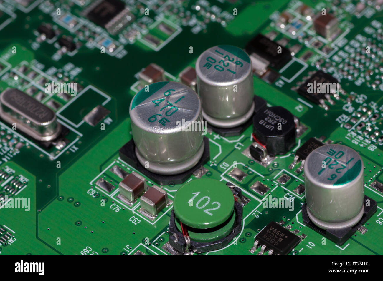 Sistema secondario montato su una scheda a circuito stampato con circuiti integrati,condensatori, resistori chip (smd), bobine Foto Stock