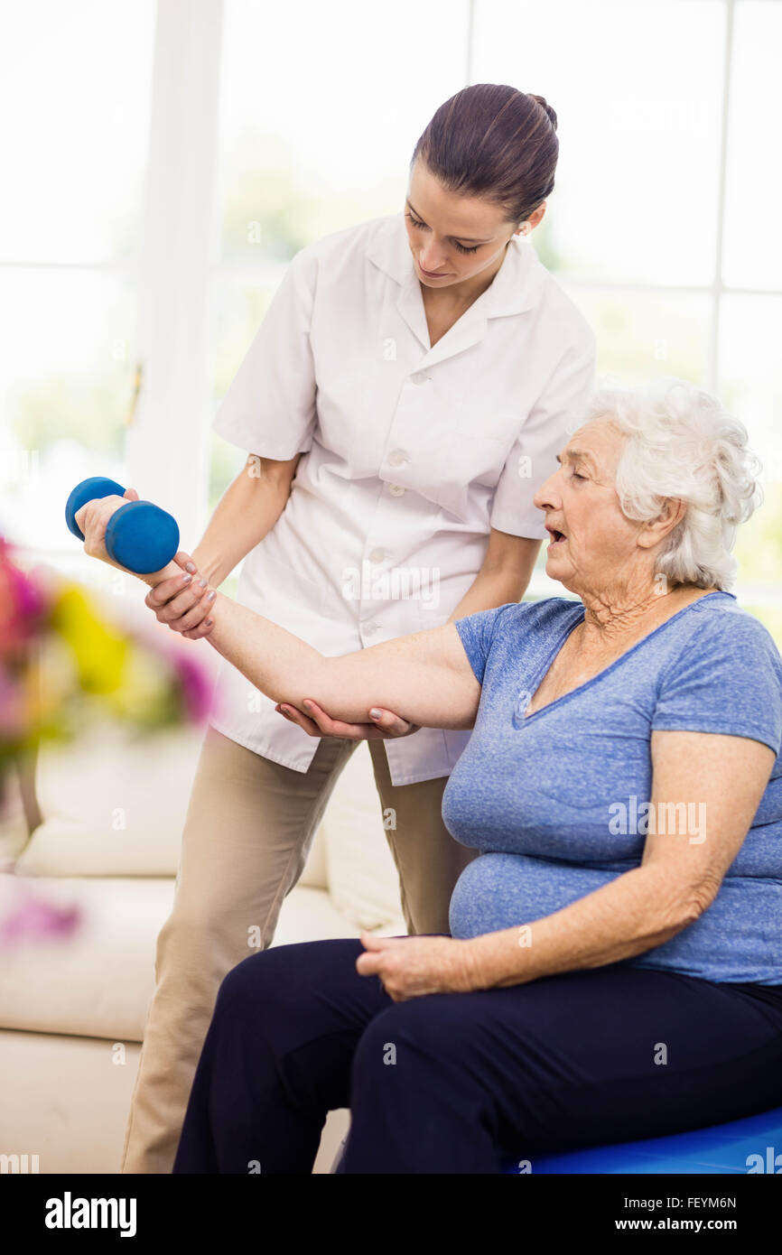 Fisioterapista prendersi cura dei malati anziani paziente Foto Stock