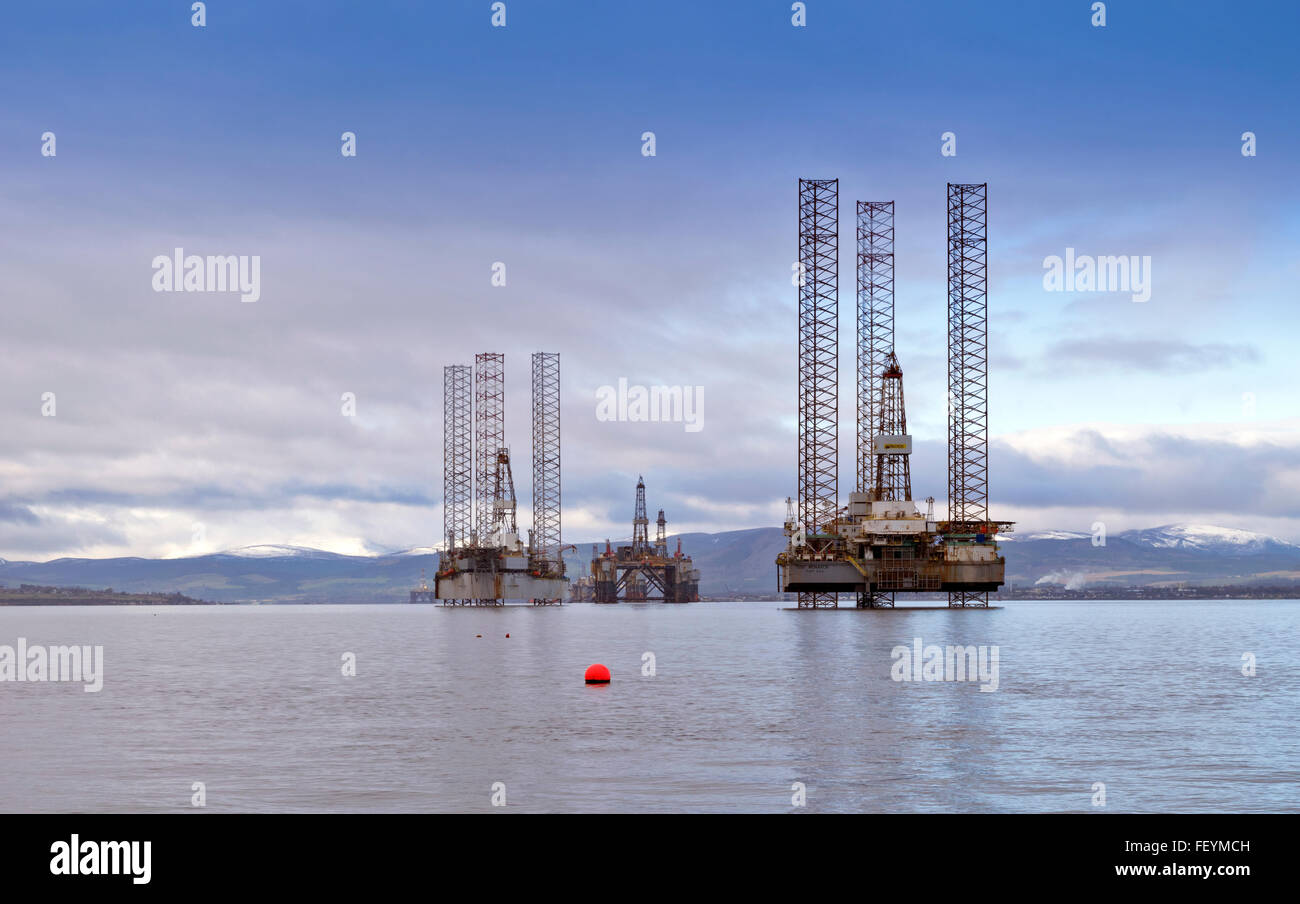 Mare del Nord impianti di trivellazione del petrolio MONARCH E GALAXY ancorata al di fuori di CROMARTY BLACK ISLE CROMARTY FIRTH CON LA NEVE SULLE COLLINE Foto Stock