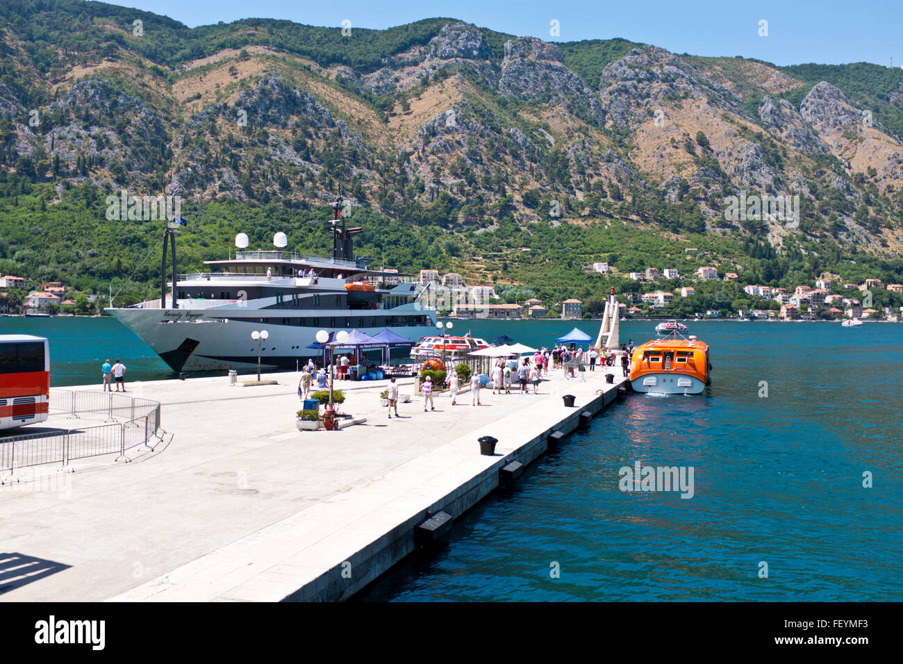 Viste di Kotor,Bay, montagne,Porto,Old Town Square,tetti, chiese,montagna,Navi da Crociera,Kotor,Montenegro,est Adriatico Foto Stock