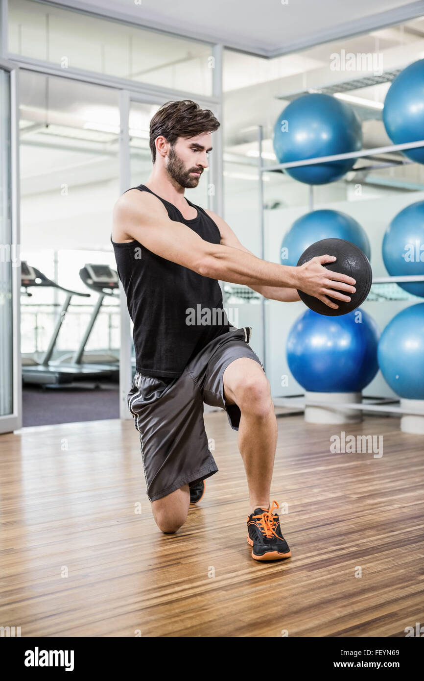 Uomo di fare esercizio con palla medica Foto Stock