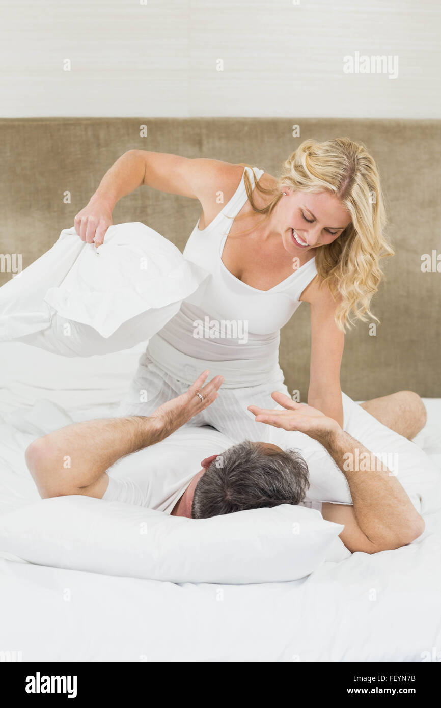 Carino coppia giocando pillow fight Foto Stock