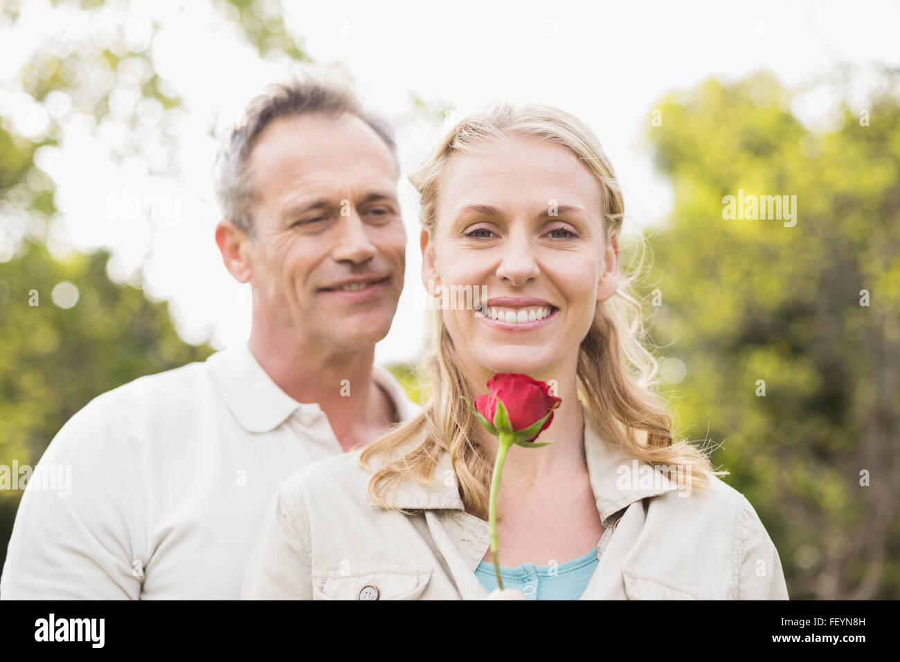 Carino coppia tenendo una rosa Foto Stock