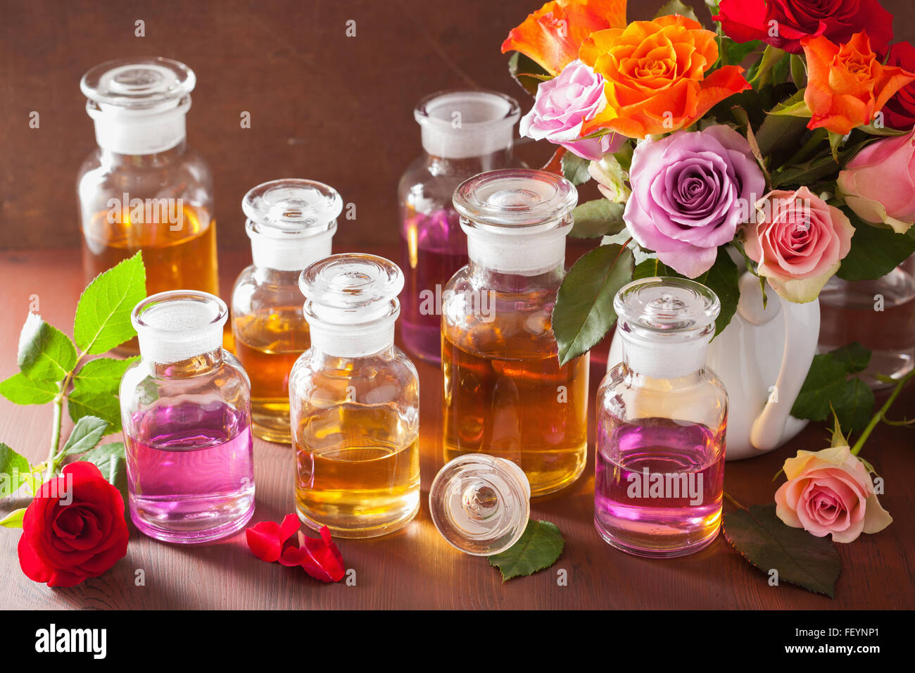 Olio essenziale e rose fiori aromaterapia spa profumeria Foto Stock
