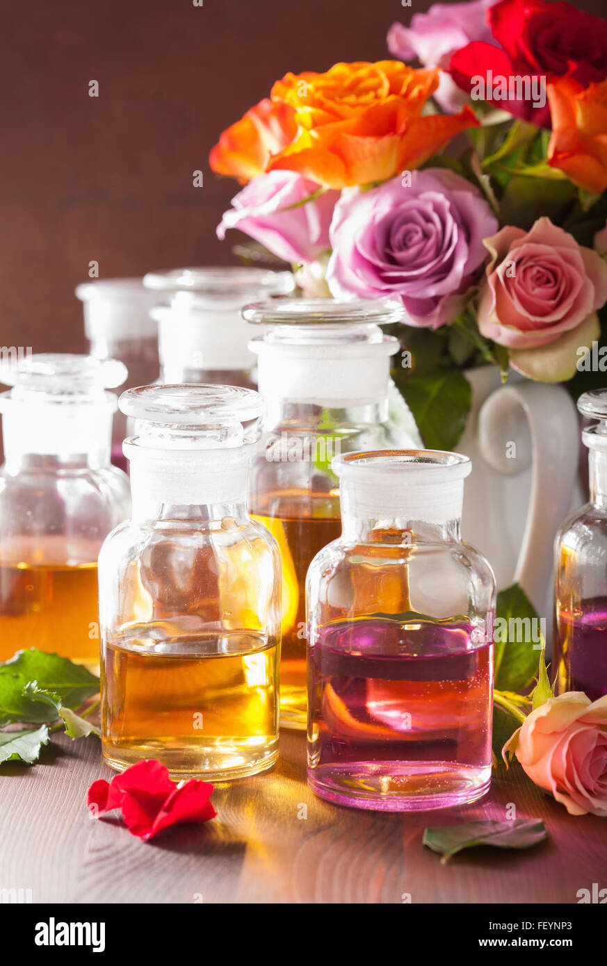 Olio essenziale e rose fiori aromaterapia spa profumeria Foto Stock