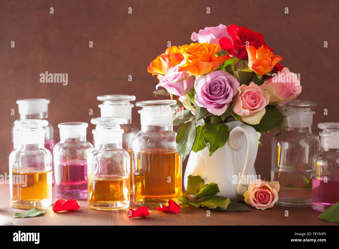 Olio essenziale e rose fiori aromaterapia spa profumeria Foto Stock