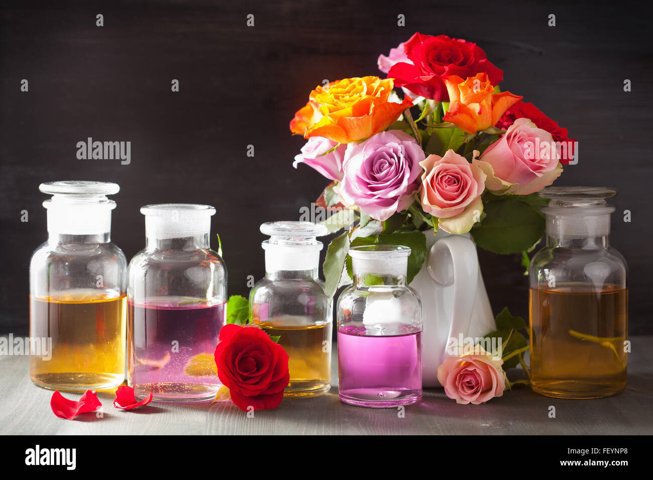 Olio essenziale e rose fiori aromaterapia spa profumeria Foto Stock