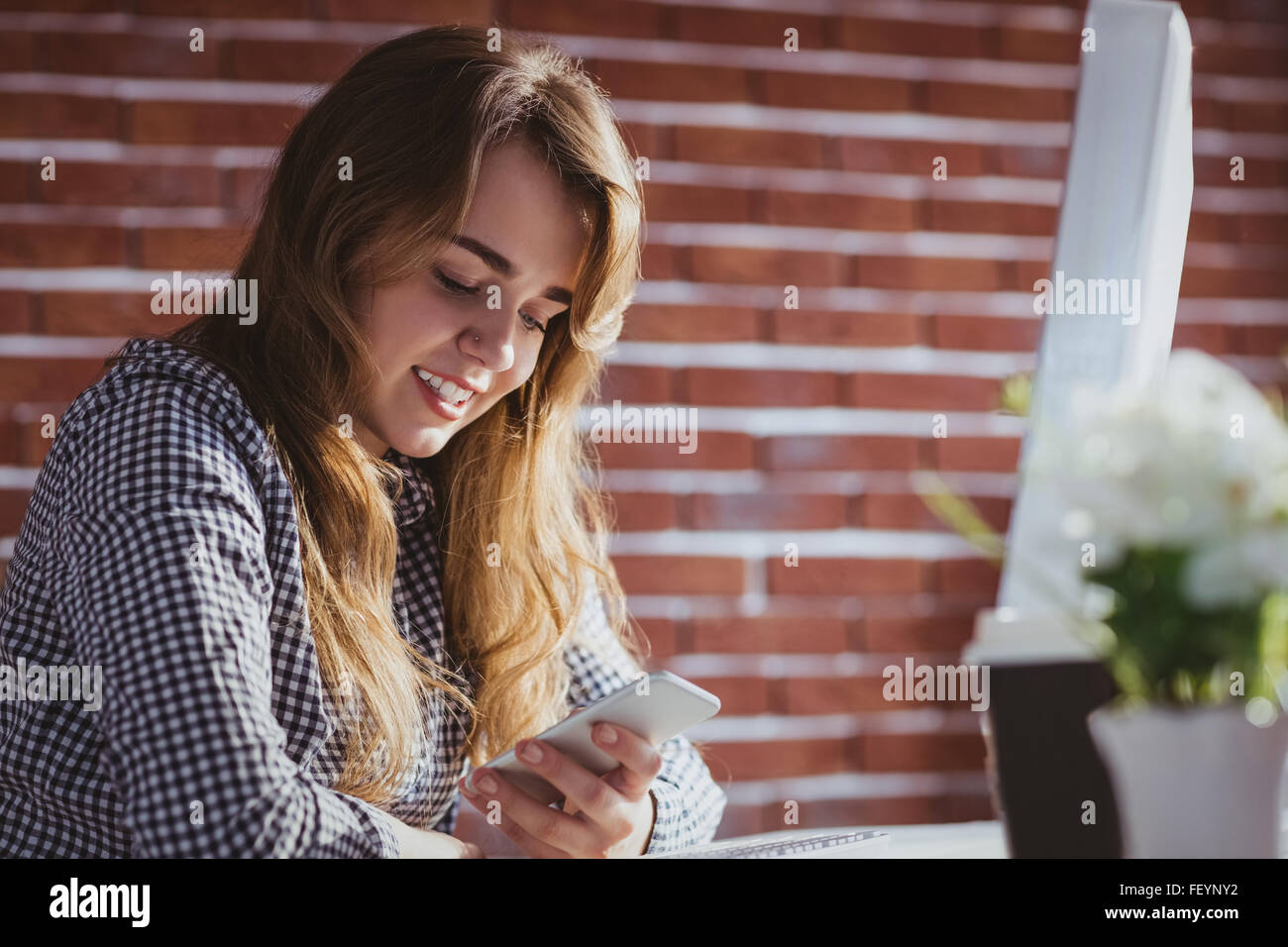 Tanga giovane imprenditrice utilizzando il suo telefono Foto Stock
